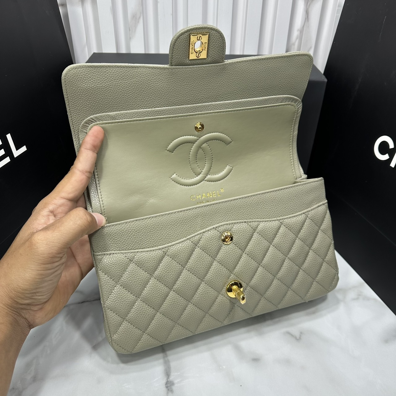 ORI หนังแท้ | ORI หนังแท้ | CHANEL Classic 25cm shoulder bag กระเป๋าสะพายรุ่นยอดนิยม หรูหราระดับตำนาน สวยงามเหนือกาลเวลา
