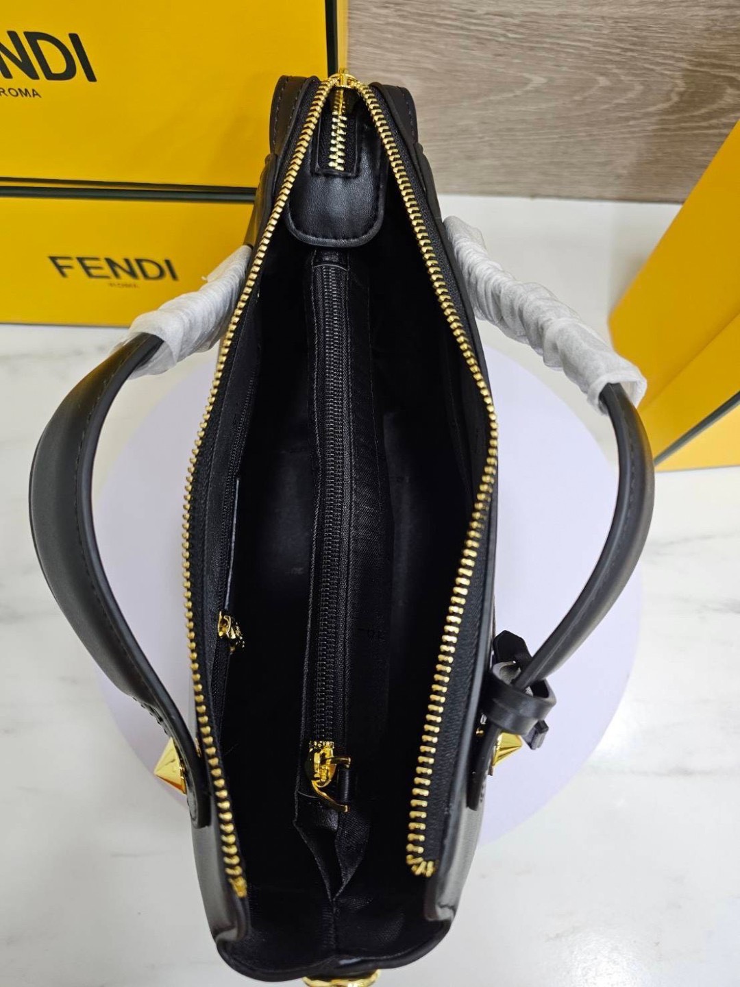 FENDI By The Way Boston Bag Elaphe Dark Gray กระเป๋าสะพายทรงบอสตัน คอลเลคชั่นสุดฮอต โทนดำคมเข้มคลาสสิค ดีไซน์โลโก้ใหม่สวยโดดเด่น เป็นยูนิเซ็กส์จะหนุ่มๆหรือสาวๆก็สะพายได้