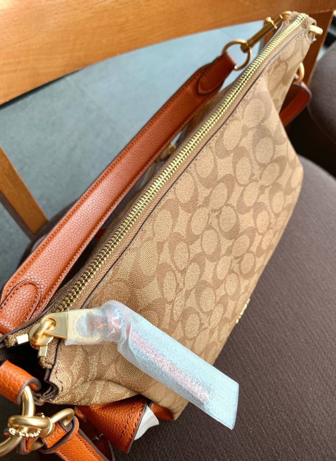 COACH PENNIE SHOULDER BAG ((C1523)) ✔️กระเป๋าหิ้ว//คล้องไหล่//สะพายข้างได้ สุดคุ้ม! ✔️ใบใหญ่ ทรงสวยใส่ของได้จุมาก หนังแท้ หนังนิ่ม สัมผัสแล้วหลงรักแน่นอนค่ะ ✔️ปากกระเป๋ากว้าง ล้วงหยิบของสะดวกมากๆ ภายในกระเป๋าโล่งกว้าง สัมภาระเยอะๆหายห