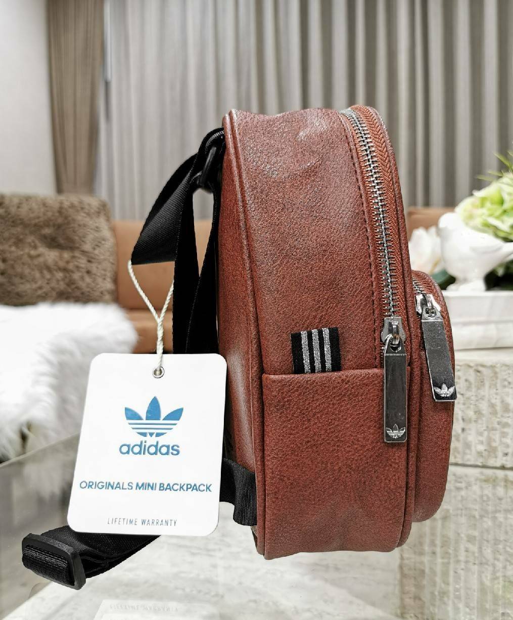 ADIDAS MINI BAGPACK กระเป๋าเป้สไตล์ Sport ขนาดมินิ กำลังน่ารัก น้ำหนักเบา ด้านหน้ามีโล้โก้และช่องซิป เปิดปิดด้วยซิปสะดวกใช้หัวซิปแบรนด์ ภายในมีโลโก้และช่องใส่ของ มีหูจับถนัดมือ สายสะพายเลื่อนปรับระดับได้ freesize ไอเท็มใหม่ดีไซน์สุดฮิต พร้อมส่งที่ไทยในราค