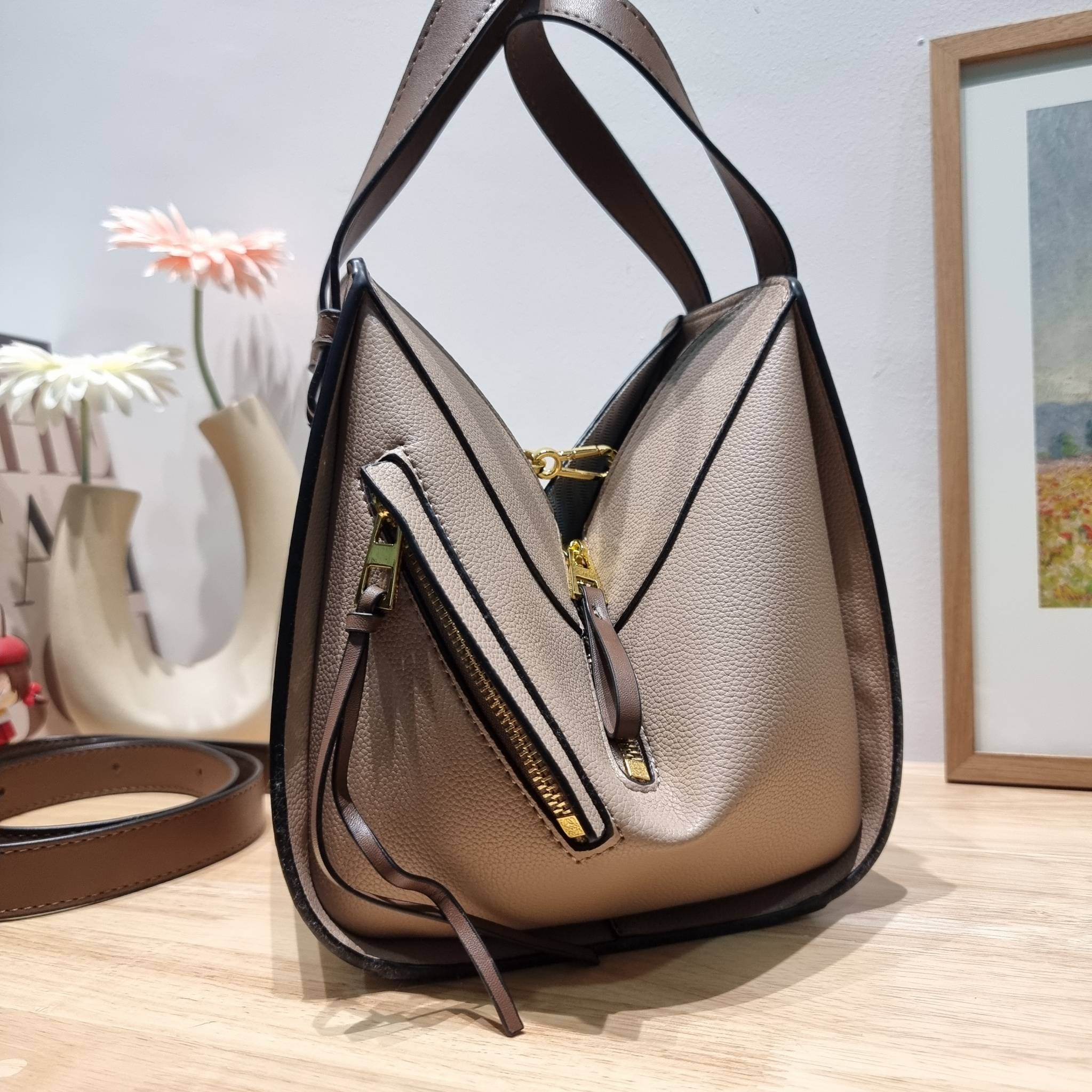 LOEWE SMALL HAMMOCK IN SAND GRAINED LEATHER คอลสุดฮิต ไอเท็มยอดนิยม ที่ใครๆก็ใช้กัน!! กระเป๋าสะพายดีไซน์สุดแซ่บ ที่สามารถปรับเปลี่ยนรูปทรงได้หลากหลาย