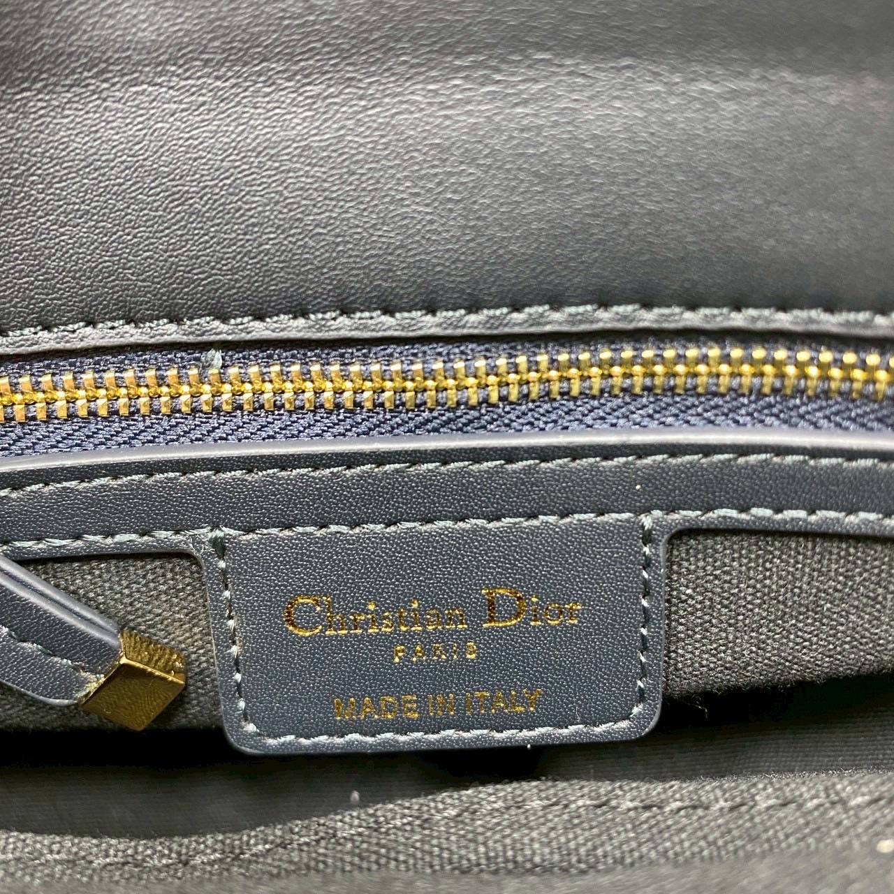 ORI หนังแท้ | DIOR Small 30 Montaigne Pocket Bag กระเป๋าสะพาย รุ่นใหม่สําหรับ Fall 2025 โดดเด่นด้วยลายเส้นอันงดงามและขนาดที่กะทัดรัด