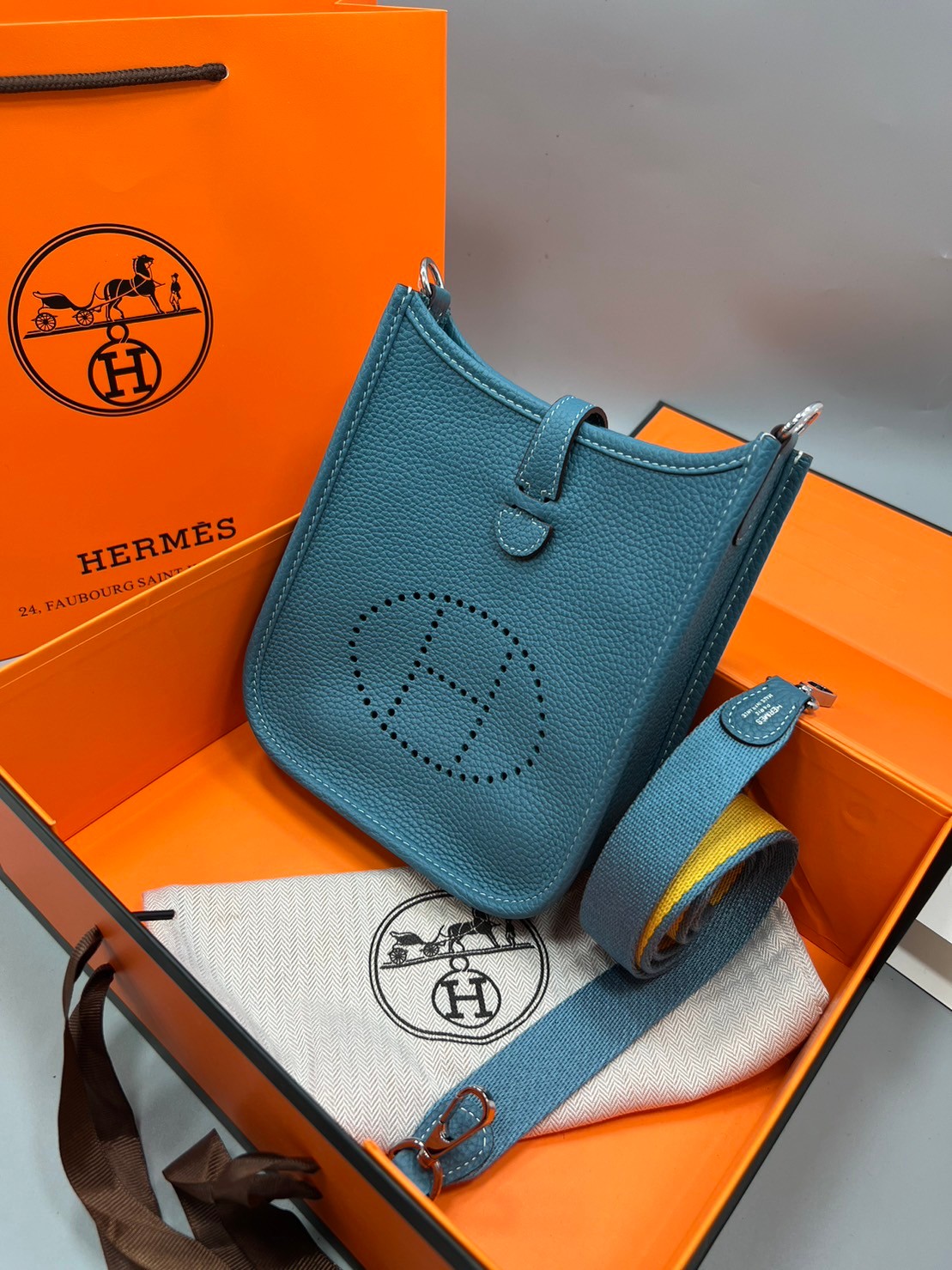 HERMES evelyne mini bag Luxury Bag กระเป๋าสะพายแบรนด์ดัง แบรนด์หรู คลาสสิกตลอดกาล ใช้ได้ทั้งชายหญิง ใบเดียวจบ สวยรวยปัง เกรดท็อปออริจินอล ภาพสินค้าถ่ายจากงานขายจริง ใช้งานต่างประเทศได้