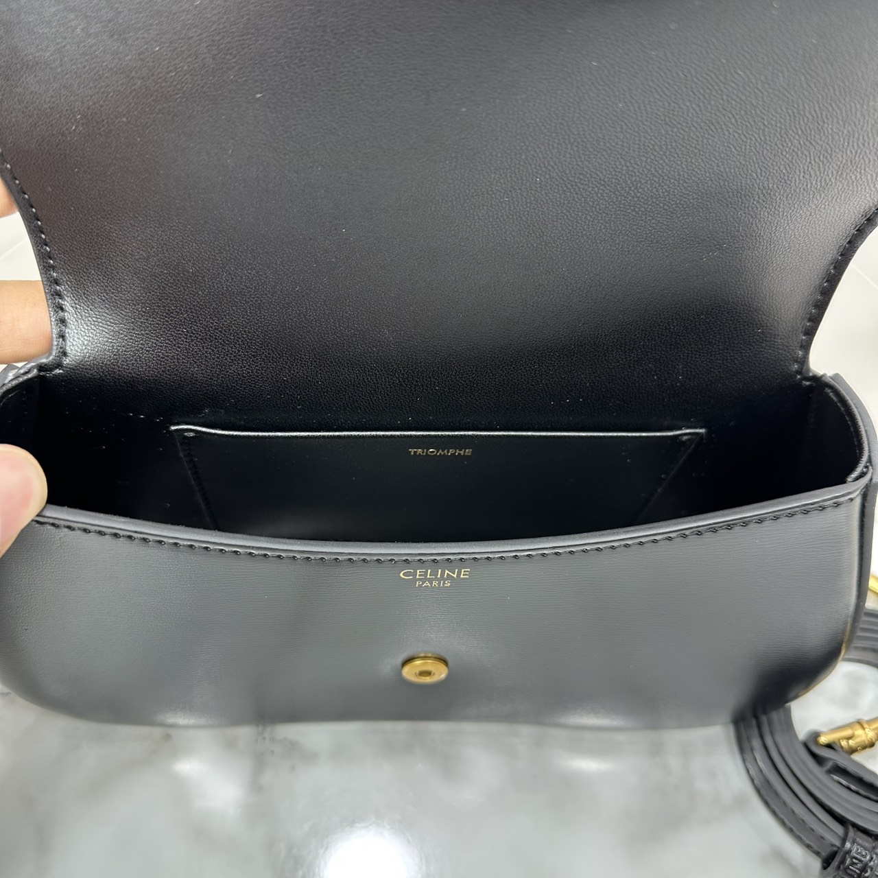 ORI หนังแท้ | CELINE TEEN CELINE LOLA IN shiny calfskin กระเป๋าสะพายทรงคลัช หนังเรียบผิวสัมผัสนุ่มลื่น คอลเลคชั่น Essentials เหนือกาลเวลาสำหรับผู้หญิงและผู้ชาย