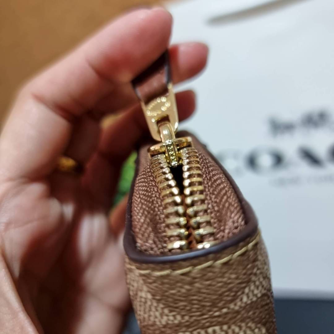 COACH F76873 ACCORDION ZIP WALLET IN SIGNATURE CANVAS Best seller กระเป๋าสตางค์รุ่นคลาสสิค ซิกเนเจอร์ของแบรนด์ ที่ขายดีตลอดกาล วัสดุหนังแคนวาสเคลือบสลับหนังแท้ เปิด-ปิดด้วยซิปรอบ รูดใช้งานง่าย ใส่บัตรได้ มีช่องซิปใส่เหรียญ ใส่มือถือได้ พกใบนี้ใบเดียวเอาอย