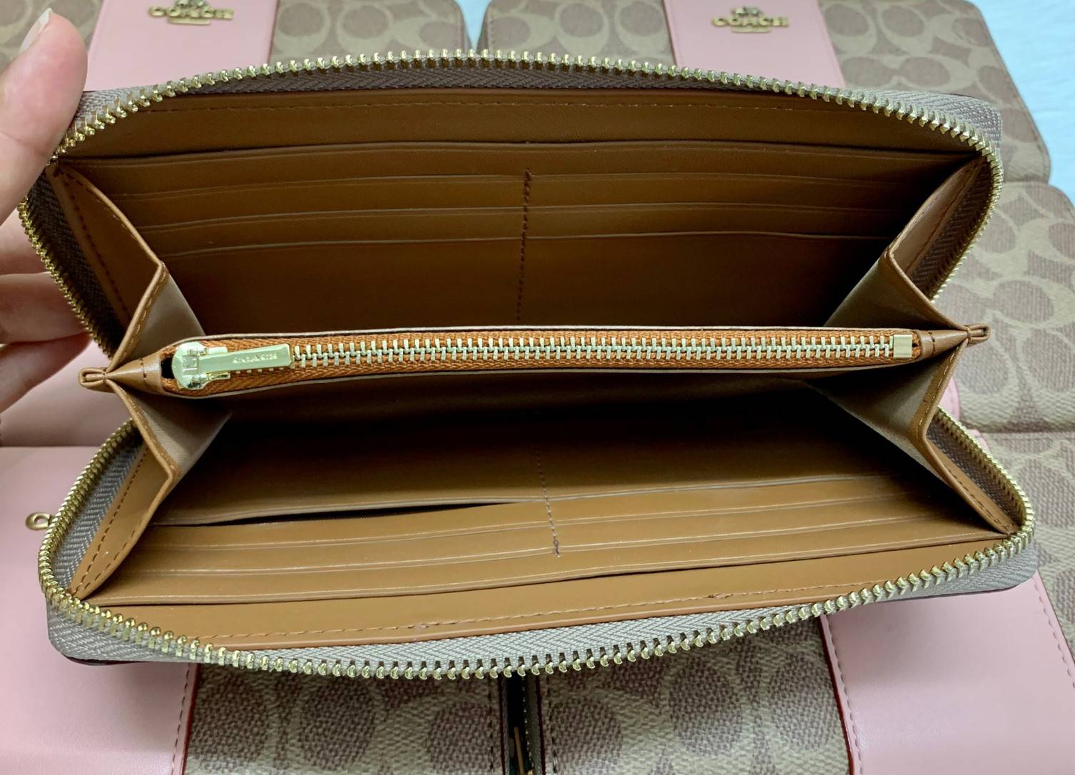 ของแท้ COACH ACCORDION ZIP WALLET ((31546)) กระเป๋าเงินใบยาว แบบซิปรอบ หนังแท้ ตัดหนังเรียบตรงกลางสวยงามค่ะ