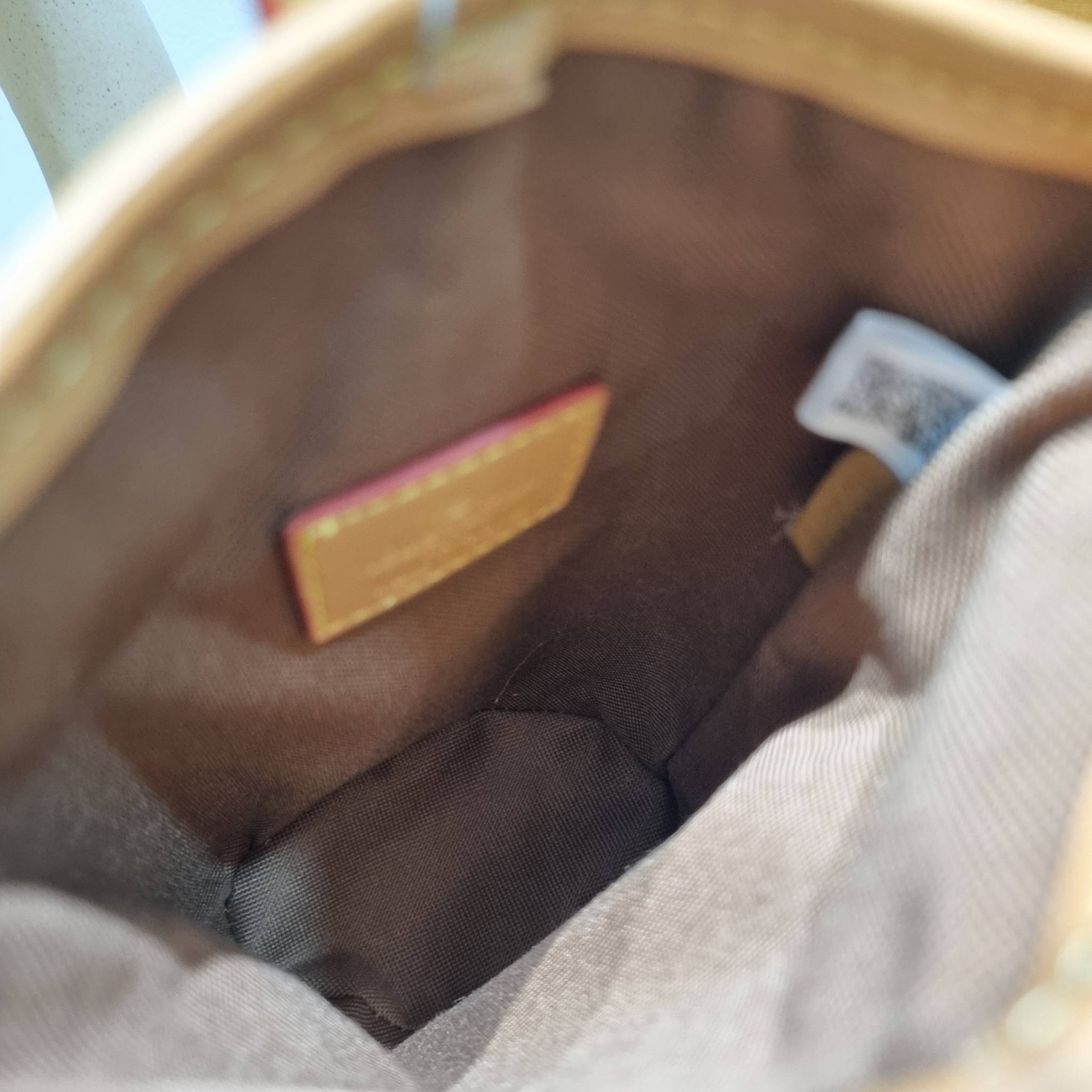 LV FOLD POUCH กระเป๋าสะพายไซส์มินิ น่ารักน่าใช้ มีความกะทัดรัด ไม่เกะกะ แต่สามารถใส่ของจำเป็นได้ ใส่โทรศัพท์ กระเป๋าสตางค์ใบเล็กได้ รูปทรงสวย วัสดุหนังแคนวาส ปากกระเป๋ามีกระดุมแม่เหล็กคาด ใช้งานได้สะดวกยิ่งขึ้น ภายในเป็นช่องโล่ง มาพร้อมสายครอสถอดออกได้ ปร