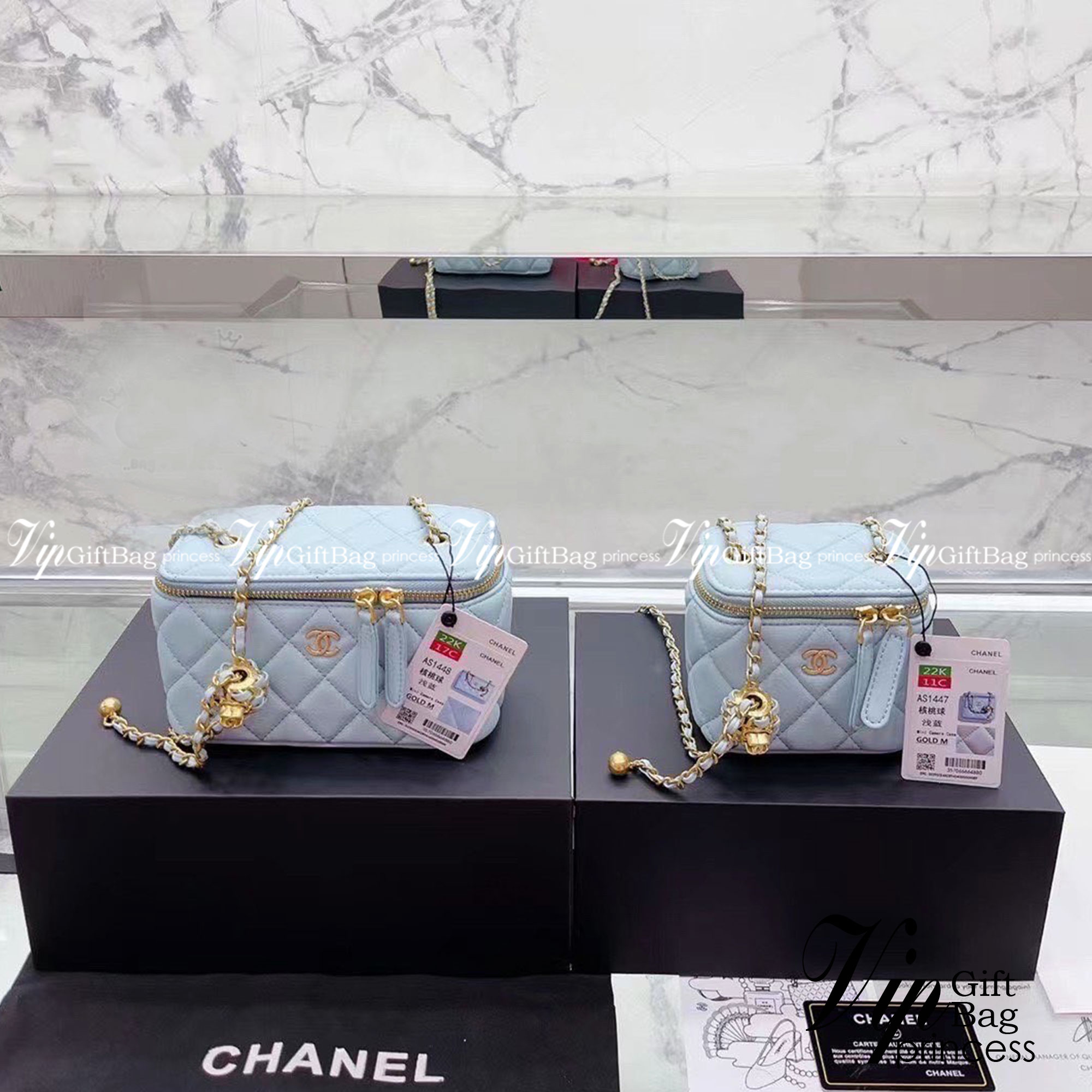 CHANEL Pearl Crush Vanity Case With Classic Chain / Chanel Vanity crossbody bag ฮอตสุด น่ารักสุด กระเป๋าทรงกล่องใบเล็กน่ารัก มี 2 ขนาด งานหนังสวย ตอบโจทย์และครองใจสาวๆ ได้อย่างแท้จริง ดีไซน์เรียบหรู มาพร้อมโลโก้อะไหล่ทองเพิ่มความโดดเด่น เป็นอีกรุ่นที่สาวๆ