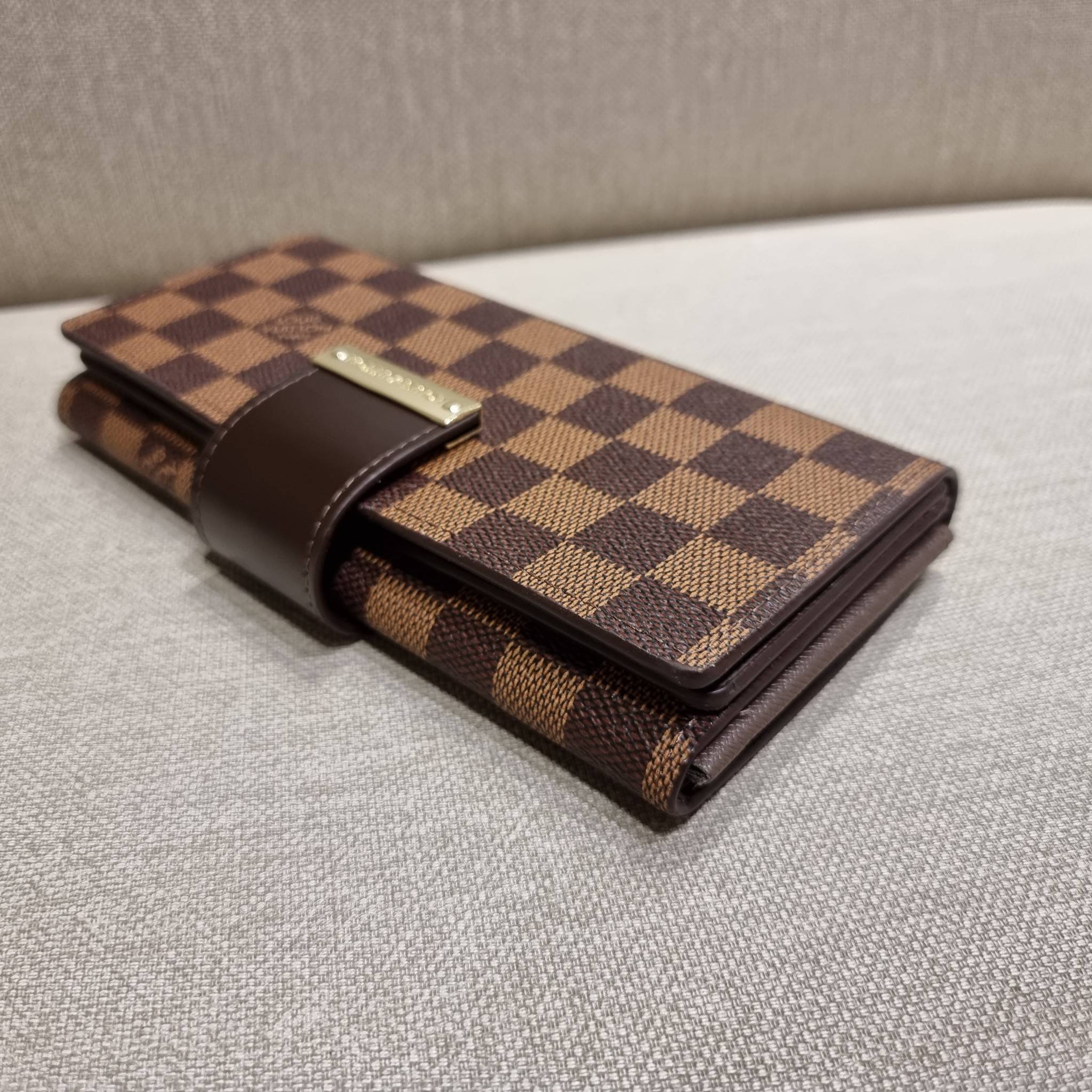 VIP 】ได้เวลาเปลี่ยนกระเป๋าสตางค์รับทรัพย์กันแล้ว!! LV vip wallet กระเป๋าสตางค์พรีเมี่ยมกิ๊ฟ เป็นไอเท็มหายาก ที่สาวๆต้องว้าว!! ใบยาวขนาดกำลังเหมาะมือ ถือแล้วขับผิวทุกสี วัสดุหนังแคนวาส ทนทาน เปิด-ปิดด้วยกระดุม ภายในมีช่องใส่บัตรเยอะมาก แบ่งสัดส่วนสวย ใส่ธน