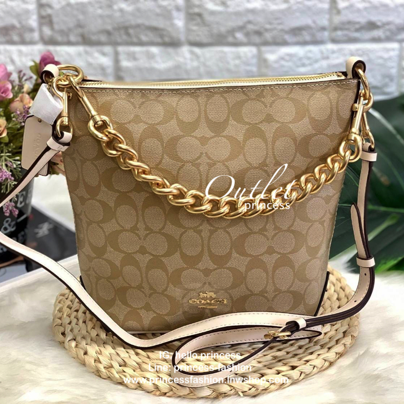 COACH MINI ABBY DUFFLE IN SIGNATURE PVC BAG กระเป๋าสะพายข้าง คล้องไหล่ได้ วัสดุ pvc นิ่มอย่างดี ใบจริงสวย เปิดปิดกระเป๋าแบบซิปภายในโล่ง กว้าง ใส่ของจุ มีช่องเล็กใส่ของจุกจิก มีสายให้ 2สาย ถอดออกได้ทั้ง2สาย เป็นอีกรุ่นที่แนะนำค่ะ Size:::26*9.5*24 cm “10.5”