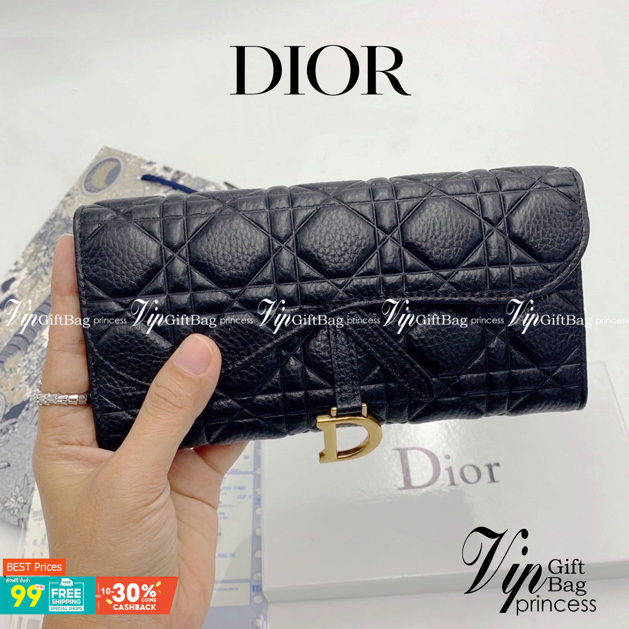 Dior Long Wallet กระเป๋าสตางค์ใบยาว เปิดหน้าทรงเคิร์ป สวยหรู งานหนังนิ่มฟู มาพร้อมอะไหล่สีทองหรูหรา ด้านในมี 3 ช่องใช้งาน งานจริงคือสวยมาก มาให้สาวๆเลือกใช้กัน 3 โทนสี ราคาดีย์มากกน้าาา