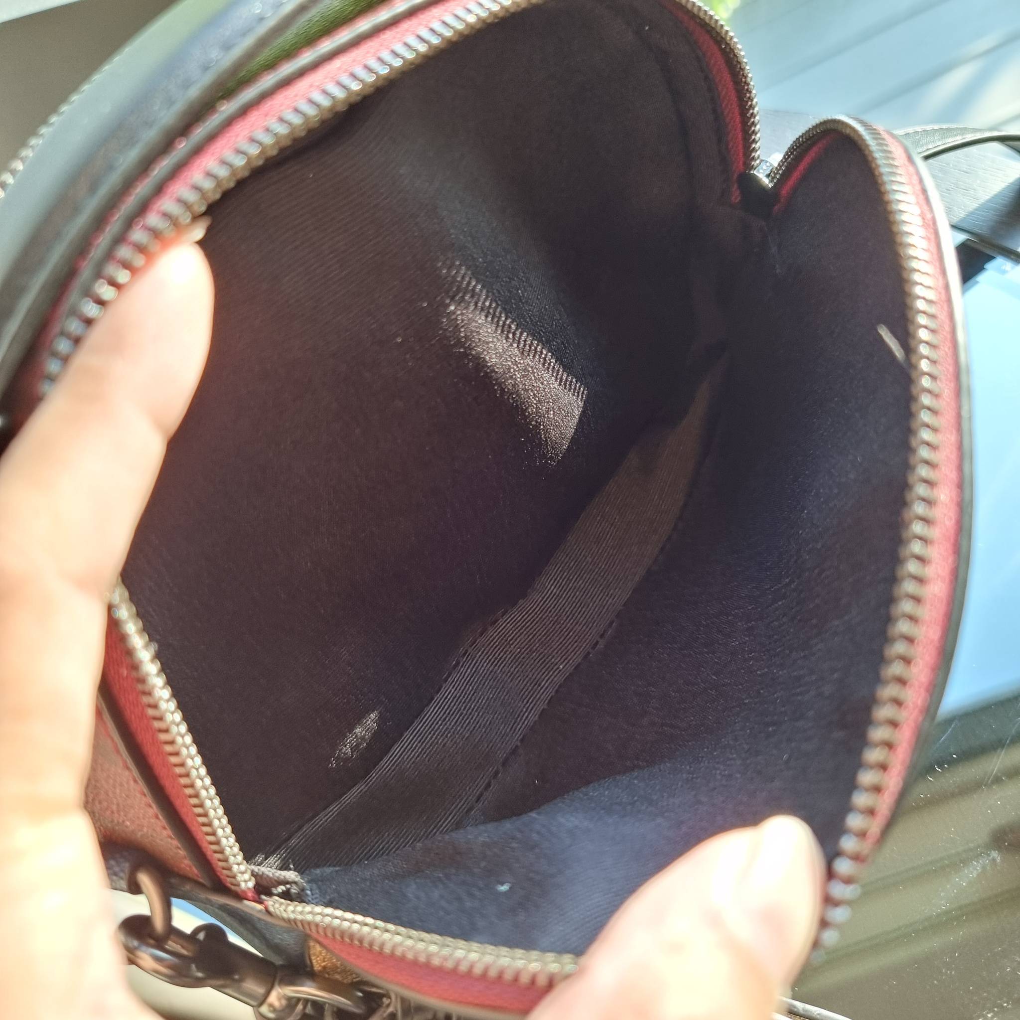 OUTLET 】COACH 1591 SERENA SATCHEL IN SIGNATURE CANVAS กระเป๋าสะพายคอลเลคชั่นยอดฮิต ดีไซน์ลุคผู้ดี ต้องยกให้น้องใบนี้เลย!! จัดสีขายดี สีลุคคุณหนูมาให้ สวยตาแตก!! วัสดุหนังแคนวาส เปิด-ปิดด้วยซิป 2 ช่องหลัก ภายในเป็นช่องโล่ง เก็บของได้แบบสบายๆ ใส่มือถือได้ทุ