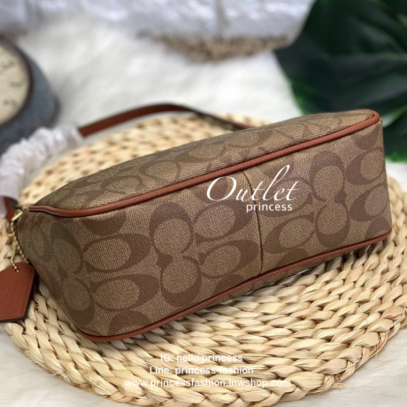 Coach signature crossbody bag กระเป๋าสะพาย size mini วัสดุ pu. ลาย signature เปิดปิดด้วยซิป ด้านในโล่ง ใส่ wallet ยาว, มือถือได้ทุกรุ่น ด้านหลังสกรีนลายน่ารัก พร้อมสายสะพาย 2 เส้น แบบสั้นสะพายไหล่ และแบบยาว crossbody ถอด ปรับได้ค่ะ