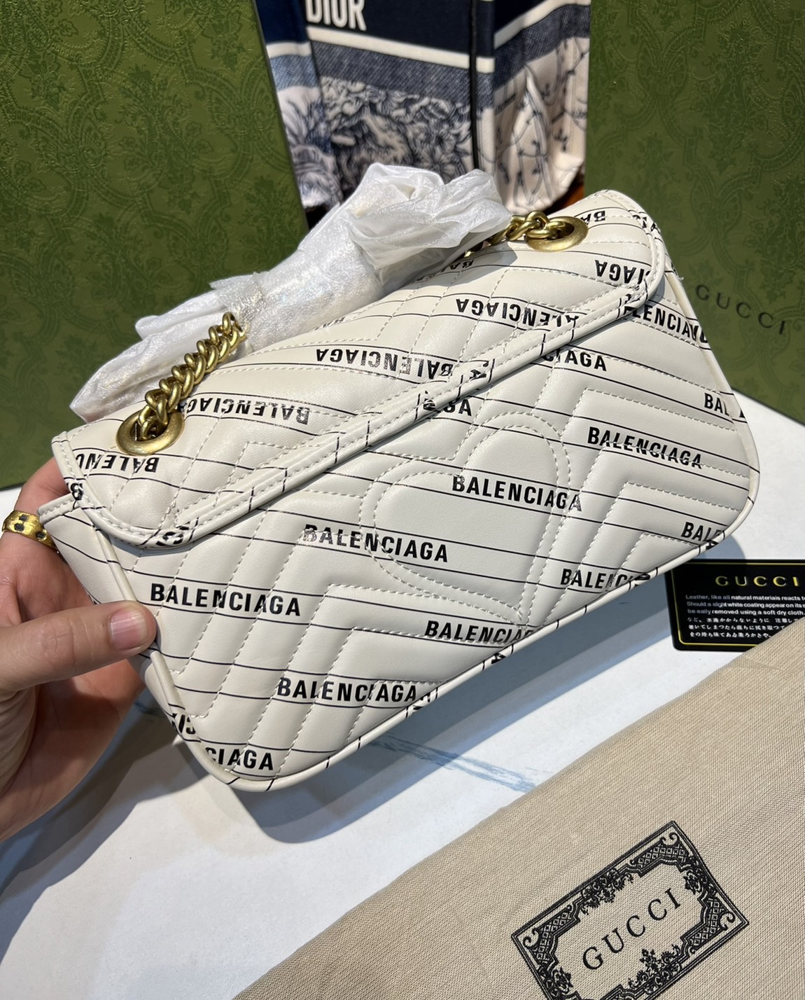 หนังแท้ GUCCI The Hacker Project small GG Marmont bag Balenciaga print leather คอลเลคชั่นผสมผสานเอกลักษณ์ความหรูของ 2 แบรนด์ดัง ที่ยอดขายดีตั้งแต่วันแรกที่ลง shop ด้วยรูปทรงที่กะทัดรัด ตอบโจทย์ได้ทุกลุค ทุกไลฟ์สไตล์ ใช้งานได้ง่ายคล่องตัว เรียกได้ว่าใครไม่