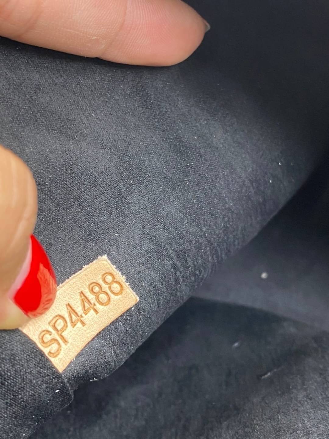 พร้อมส่งที่นี่ที่เดียว VIP gift Louis Vuitton Coussin สีขาวละมุน งานหนังแท้ ปั้มลายสวยมาก มาพร้อมสายโซ่ทองและสายผ้า มีจำกัดน้าา