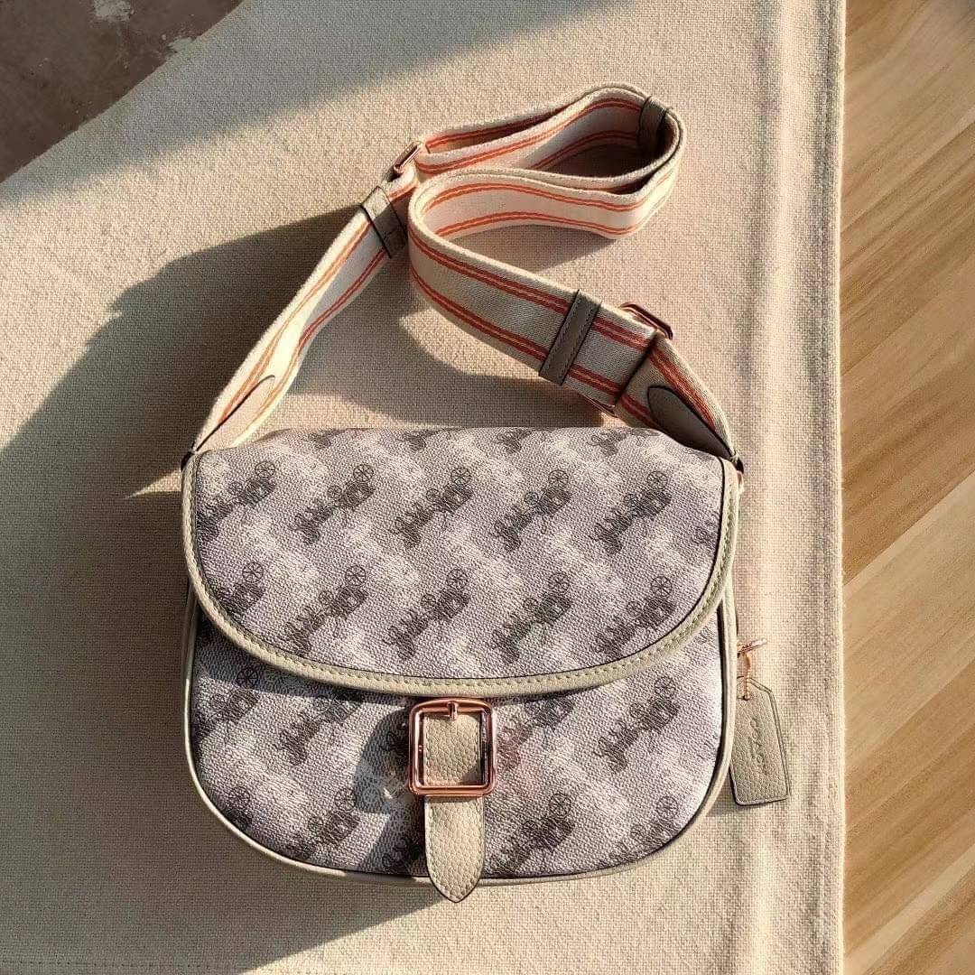 OUTLET 】COACH HITCH CROSSBODY WITH HORSE AND CARRIAGE PRINT พร้อมส่งที่ไทย