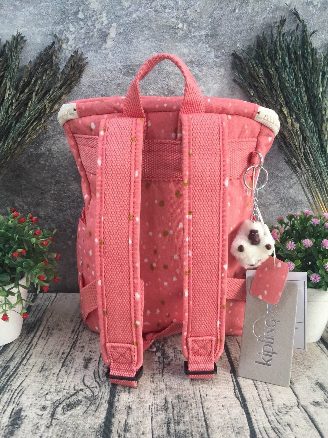 กระเป๋าเป้ Blakeney ไซส์ S จาก KIPLING ที่ออกแบบมาสำหรับผู้หญิง มาพร้อมดีไซน์เบาะรองรับหลัง ซึ่งเหมาะสำหรับ active lifestyle สามารถเก็บของได้อย่างจุใจแต่มีน้ำหนักเบา รวมถึงมีคุณสมบัติกันน้ำช่วยป้องกันให้ของในกระเป๋าปลอดภัยไร้กังวล