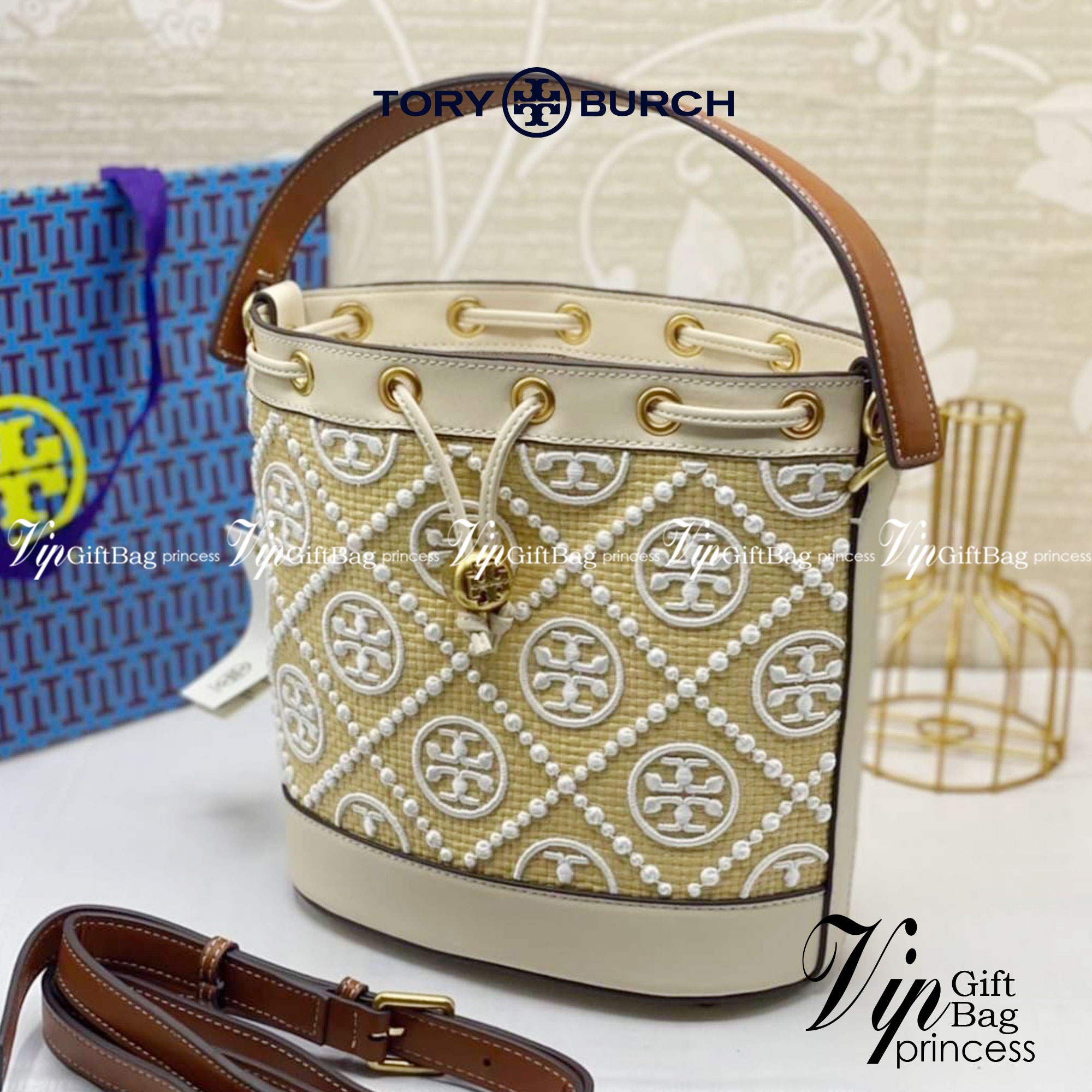 TORY BURCH T MONOGRAM STRAW BUCKET BAG ใหม่ก่อนใคร พร้อมเสิร์ฟความสวยให้ถึงบ้านแล้วน้า กระเป๋าบัคเก็ตทรงยอดนิยม ดีไซน์ใหม่ล่าสุด ยูนีคไม่เหมือนใคร ลายสานเต็มใบ พร้อมปักโลโก้เอกลักษณ์ โดดเด่น งานฝีมือมากๆ