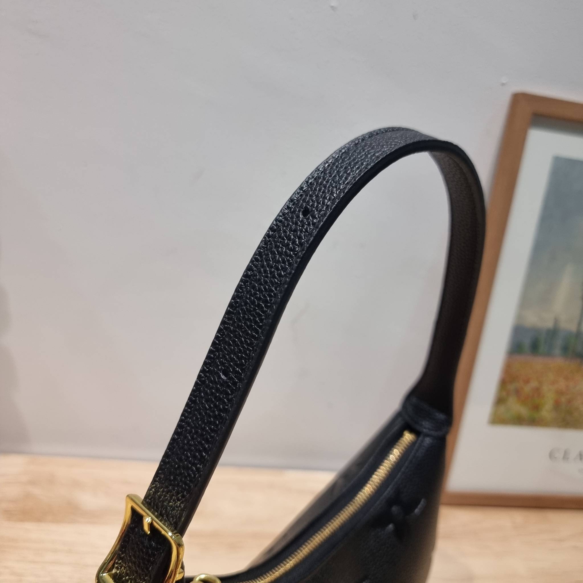 LV Mini Moon Monogram Empreinte Leather ใหม่ล่าสุด สวยสับ สวยตัวแม่ ไอเท็มเก๋ๆ ใบเดียวก็เลิศ กับกระเป๋าสะพายทรงพอช ขนาดกำลังน่ารัก พกพาง่าย รูดใช้งานสะดวกด้วยซิป ภายในเป็นช่องโล่ง มีช่องซิป ส่วนสายสะพายปรับสั้นยาวได้ตามเหมาะสม ดูดี ดูแพงทุกสี