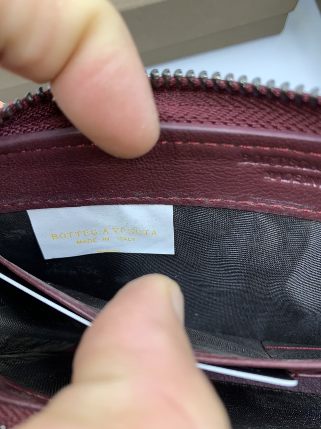 หนังแท้ BOTTEGA VENETA LONG WALLET ZIP AROUND / BV Wallet / BV Long Wallet พร้อมส่งที่ไทย กระเป๋าสตางค์ใบยาวซิปรอบ งานหนังแท้ทั้งใบ รุ่นตามหา เป็นรุ่นยอดนิยม ใช้ได้ทั้งหญิงชาย คลาสสิกหยิบมาใช้งานได้บ่อยที่สุด ใช้ทนทานได้นานภาพสินค้าถ่ายจากงานขายจริง ใช้งา