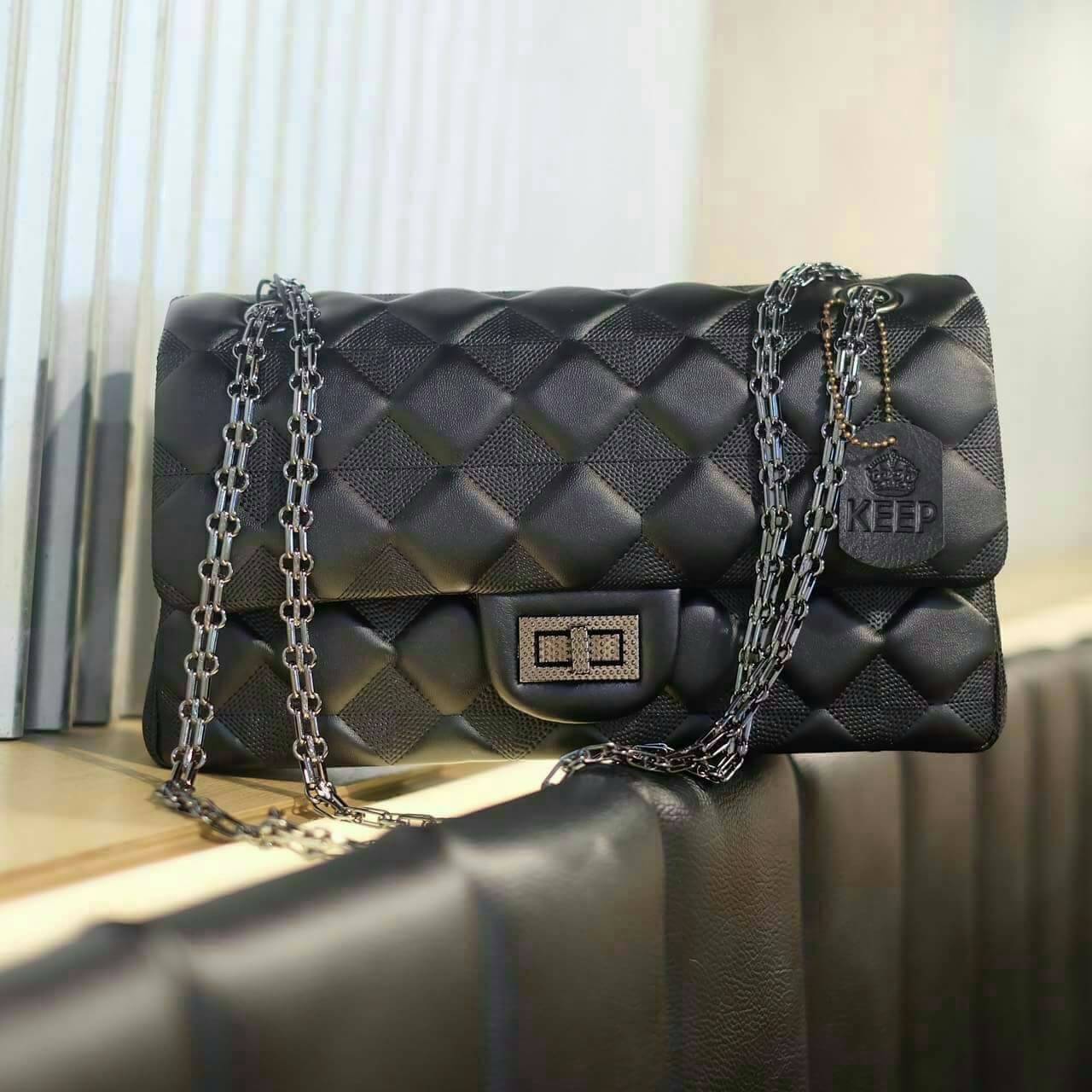 กระเป๋า KEEP classic chain shoulder bag กระเป๋าทรงสวย ผลิตจากหนังแกะ ผิวสัมผัสคล้ายหนังแท้ นิ่มมากๆ คะ ตัวกระเป๋าขนาดกำลังดี ใส่ กระเป๋าตังค์ยาว มือถือได้คะ สายโซ่อะไหล่ เทาดำ ดูคลาสสิคมาก ปรับได้ทั้งแบบสะพายสั้น และยาว ภายใน ปั๊ม Logo brand อย่างดี มีช่อ