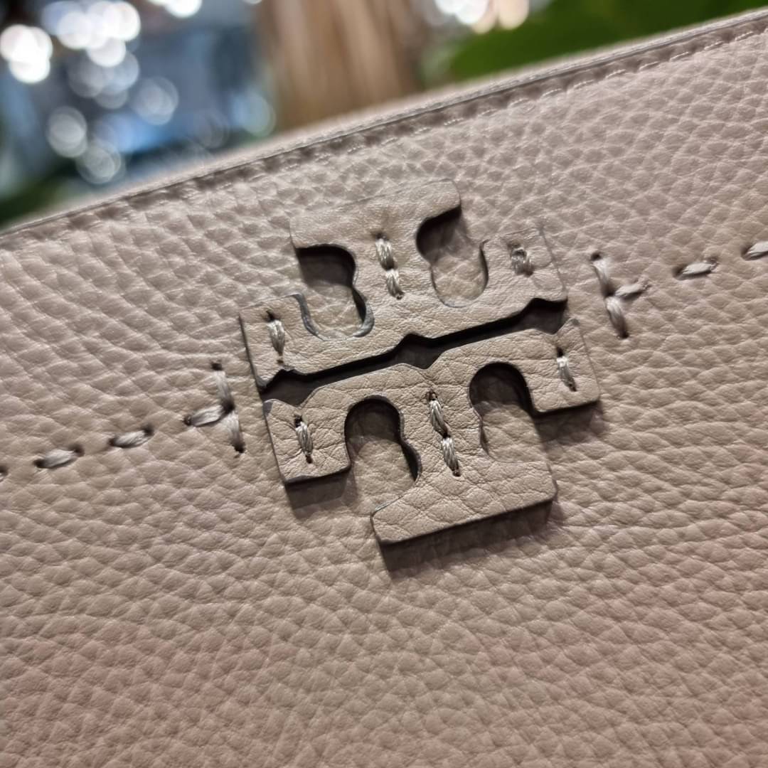 TORY BURCH MCGRAW ZIP CONTINENTAL WALLET กระเป๋าสตางค์ใบยาวรุ่นหายาก จัดเต็มสีสวยพร้อมส่ง ขนาดกำลังพอเหมาะ วัสดุหนังวัวสัมผัสดีมาก