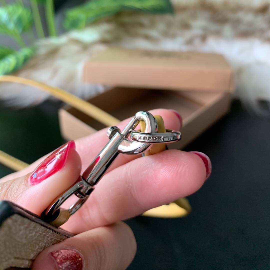 COACH F63274 ID LANYARD IN SIGNATURE COATED CANVAS กระเป๋าใส่บัตรคล้องคอ ลาย C ทั้งใบ ด้านหน้าตกแต่งชื่อแบรนด์ สวยมากกก ใส่บัตรพนักงาน และบัตรต่างๆ มาพร้อมสายคล้องคอ สายถอดออกได้ ตัวกระเป๋ามี 3 ช่องค่ะ