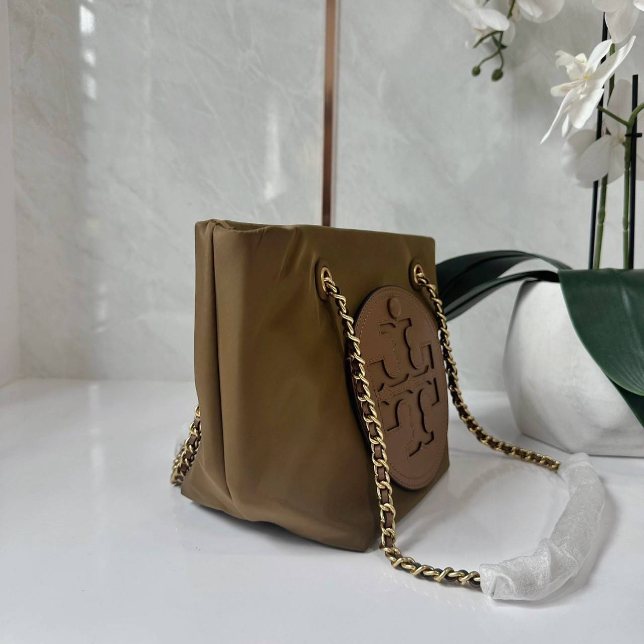 TORY BURCH Ella Chain Crossbody Nylon Bag กระเป๋าคล้องไหล่สายโซ่หรูหราโดดเด่นด้วยโลโก้หนังด้านหน้า สามารถปรับสะพายคอสบอดี้ สะพาลไหล่ได้