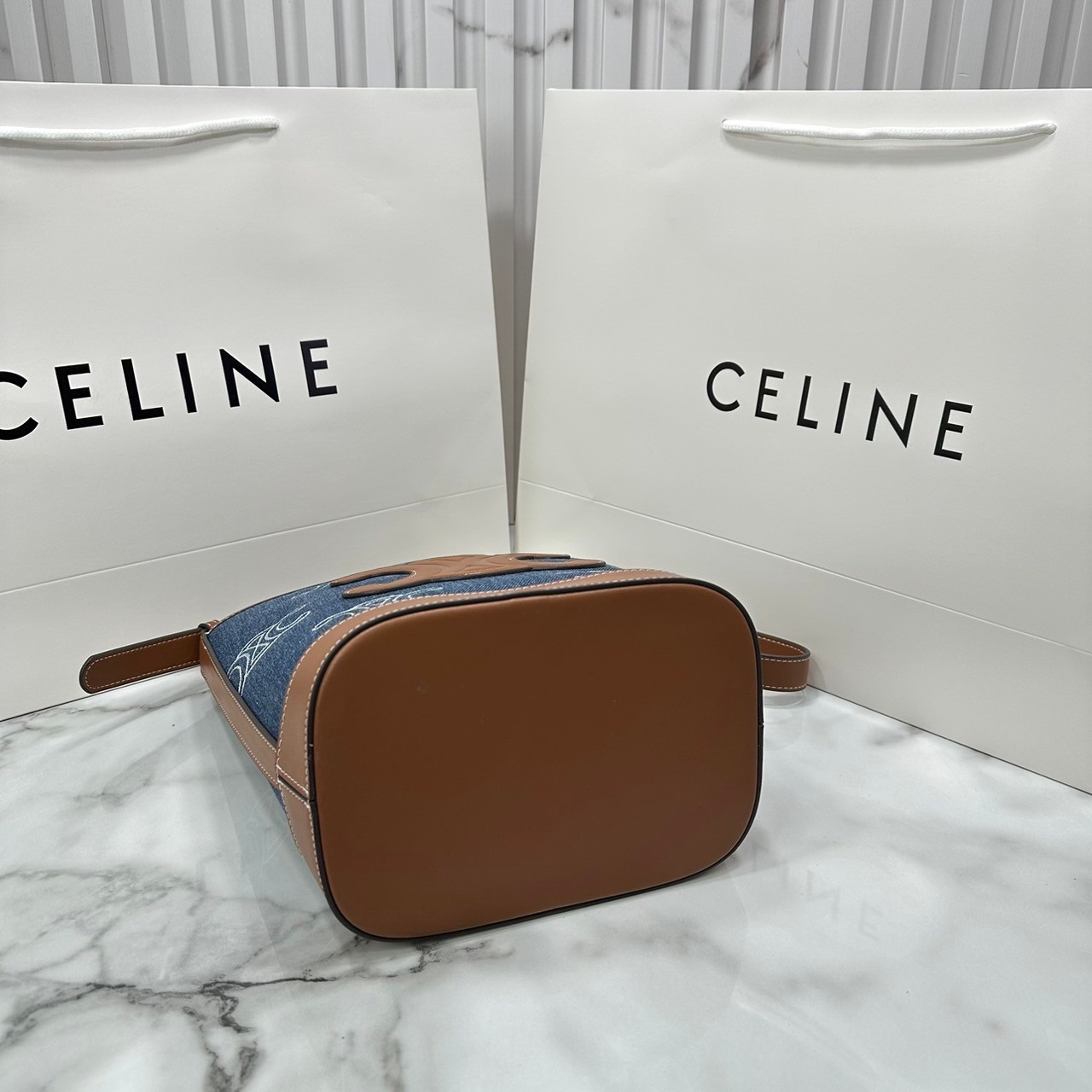 CELINE BUCKET CUIR TRIOMPHE bag in denim with full Triomphe กระเป๋าสะพายทรงบัคเก็ตเดนิม ปักลายแบรนด์สีขาวสวยโดดเด่น พิเศษพร้อมใบลูกสะดวกใช้งาน รุ่นฮิตข้ามปี งานสวยเรียบหรู ผู้ดีไปอีก
