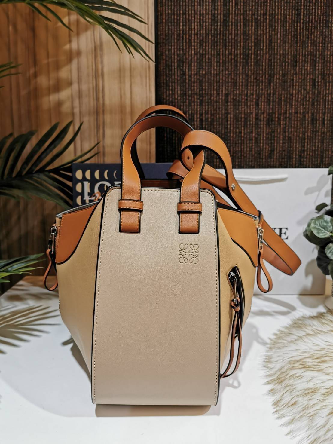 LOEWE Hammock Small leather and canvas LOEWE HANDLE & SHOULDER BAG GIFT WITH PURCHASE (GWP) กระเป๋าถือหรือสะพายหนังแท้พรีเมี่ยมกิ๊ฟ Limited จาก LOEWE PERFUME DUTYFREE รุ่น Rare items สุดๆวัสดุหนังแท้ Calfskin หนังสวยดีไซน์มีเอกลักษณ์ ใบใหญ่กำลังดี น้ำหนัก