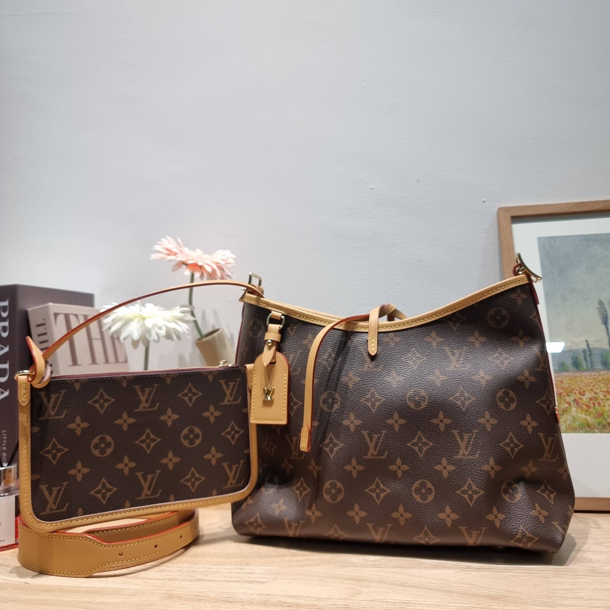 LV CARRYALL PM รุ่นลิมิเต็ดที่สาวๆตามหา กระเป๋าสะพายไหล่ทรงสวย ดีไซน์เรียบง่ายคลาสสิค หรู ดูผู้ดี รูปทรงใช้งานง่าย มาพร้อมใบลูก ไว้เก็บของจุกจิก วัสดุหนังแคนวาส ปากกระเป๋ามีสายหนังผูกกันของหล่นได้และยังมีกระดุมแม่เหล็กอีกด้วย สายสะพายถอดปรับได้ ภายในโล่งก