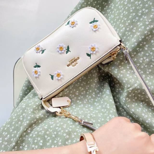 COACH NOLITA DAISY BAG (coach C3356) พร้อมส่งทันทีค่ะ! กระเป๋าหิ้ว//คล้องไหล่ หนังแท้เรียบสวย จุดเด่นด้านหน้าปักดอก Daisy แบบ3D นูนขึ้นมาสวยงามสะดุดดตามากๆค่ะ เปิดปิดกระเป๋าแบบซิป ภายในใส่มือถือได้ทุกรุ่น;กระเป๋าเงินใบกลางได้;มีช่องเสียบบัตร2ช่อง;และช่องใ