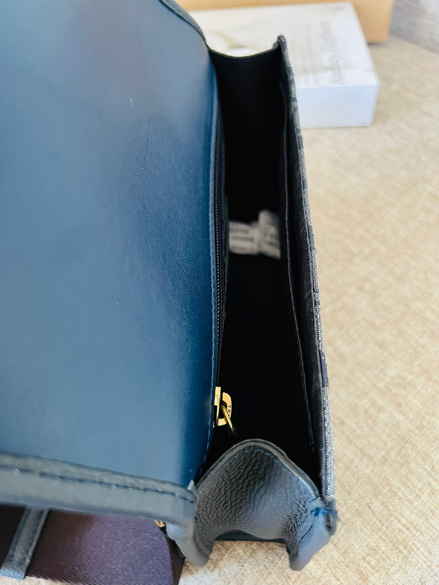 COACH Turner Flap Crossbody In Signature Chambray C8185 กระเป๋าสะพายหนังแชมเบรย์ซิกเนเจอร์และหนังธรรมชาติ ด้านในกระเป๋าซิป กระดุมแป๊ก ซับในหนัง กระเป๋าสลิปด้านนอก สายสะพายถอดได้ ยาว 25” สำหรับสะพายไหล่หรือสะพายข้าง