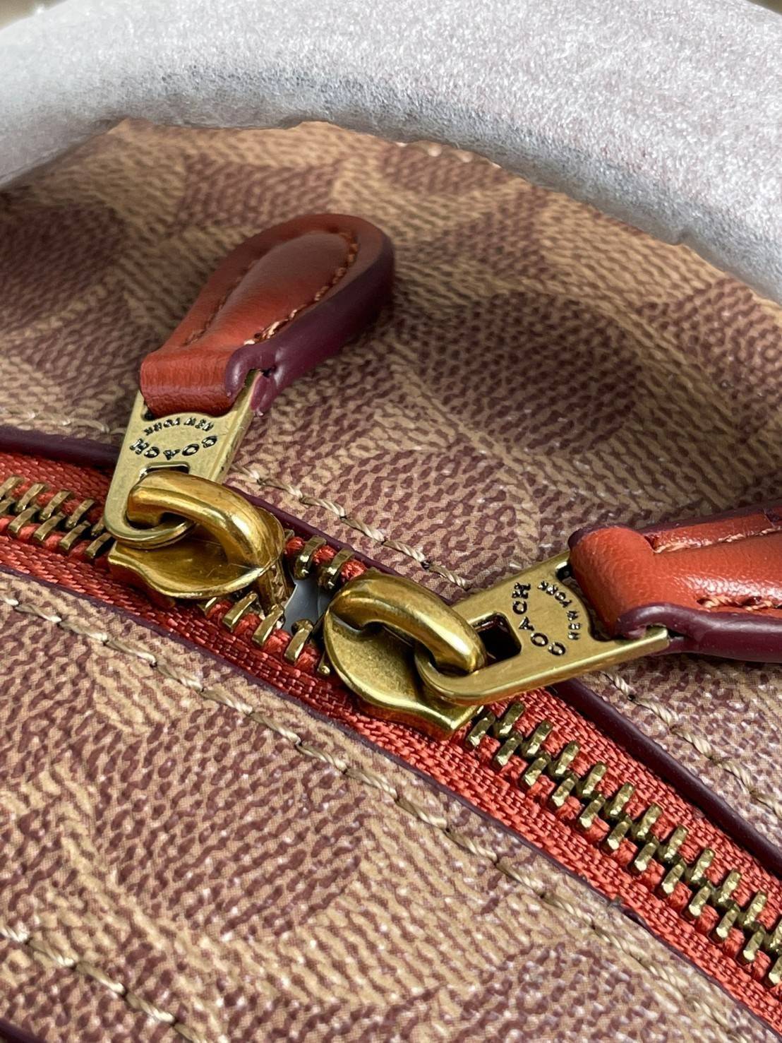 Coach Campus Backpack In Signature (Small) สาว ๆ คนไหนที่ชอบพกของเยอะและต้องการกระเป๋าที่ให้ความคล่องตัว ทะมัดทะแมง ใบนี้แนะนำเลยคะ ขนาดกำลังดี มีความหรูหราตามสไตล์ของ Coach ด้วยผ้าแคนวาสพิมพ์ลายเอกลักษณ์ของแบรนด์ มาพร้อมกับช่องซิปด้านหน้า เหมาะสำหรับจัดเ