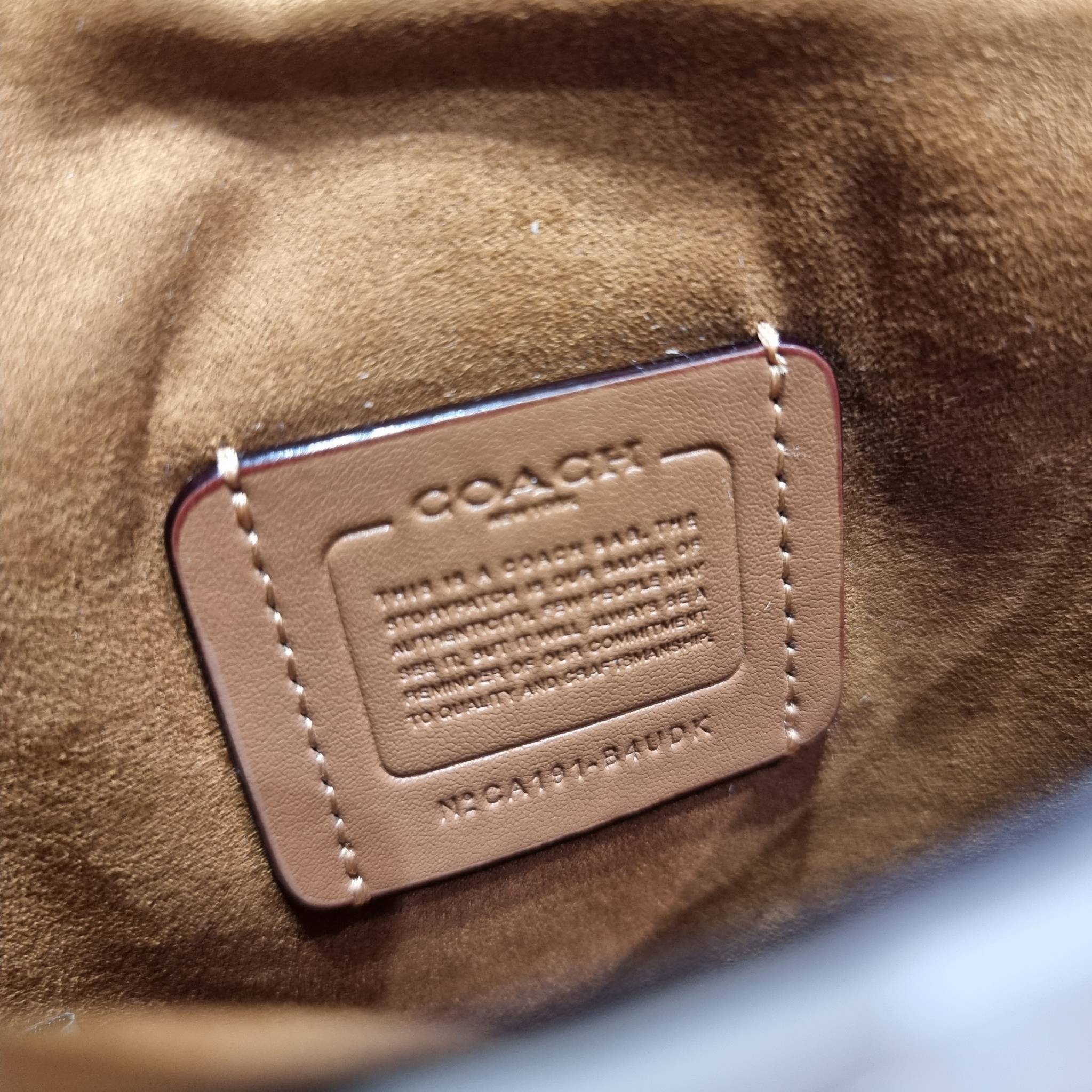 COACH CA191 TALL STUDIO CROSSBODY IN SIGNATURE JACQUARD กระเป๋าสะพายข้างไซส์มินิ ดีไซน์ลูกคุณหนู น่ารักที่สุด!! น่าใช้ไม่อยากวาง!! ดีไซน์รูปทรงกำลังสวย ใช้งานสะดวกด้วยตัวกดเลื่อนล็อค วัสดุผ้า jacquard สลับหนังแท้ มาพร้อมสายสะพายข้างในตัว ใส่ของสำคัญแบบพกพ