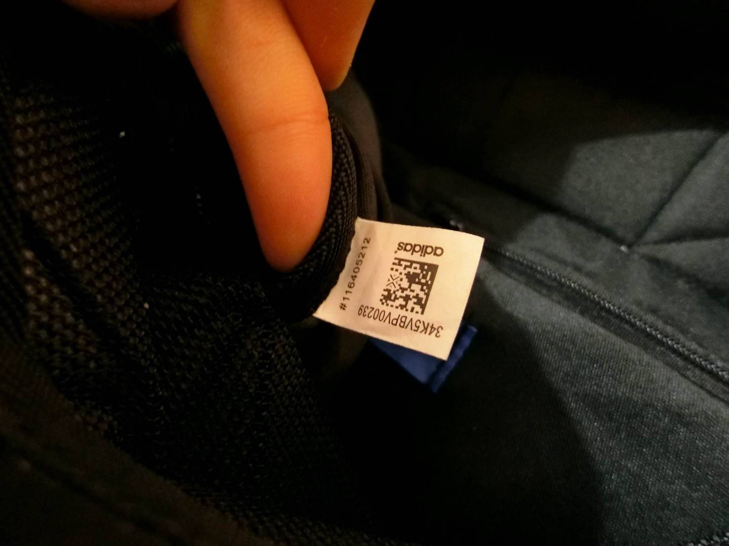 Adidas Originals BP Roll Top 3D Mesh 2017 Backpack Bag DH0100 กระเป๋าเป้สะพายหลัง ดีไซน์แบบ 3 มิติ วัสดุ polyurethane สีดำด้าน โดยใช้ลูกเล่น ของเหลี่ยมและมุมเชื่อมเข้าหากัน ออกแบบกระเป๋า เป็นเหมือนถุงทรงสูง ในส่วนปากกระเป๋าเป็นแบบตีนตุ๊กแก ม้วนพับ และติดก