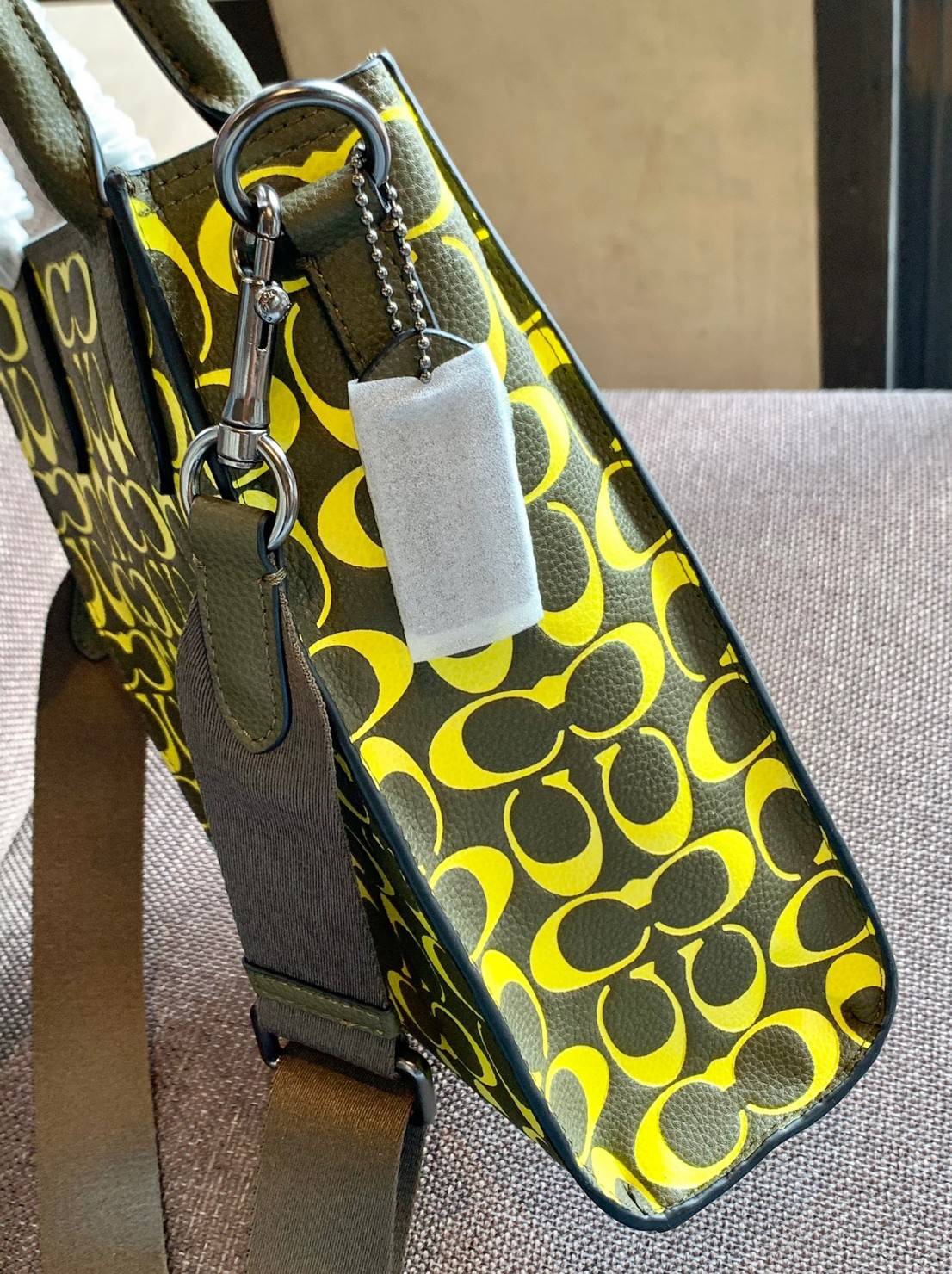 COACH COLORFUL GOTHAM TOTE SIGNATURE ((CA814)) รุ่นนี้ใช้ได้ทั้งผู้ชายและผู้หญิง ขนาดกลางๆกำลังสวยเลยค่ะ ใหม่ล่าสุด ก่อนใคร! กับกระเป๋าที่รังสรรค์สีออกมาได้สดใส เรียกได้ว่าจัดเต็มในเรื่องสีมีเดียวค่ะ หนังแท้ ลายหนังสวย บวกกับโลโก้แบรนด์ทั้งใบที่ลงลายสีได้