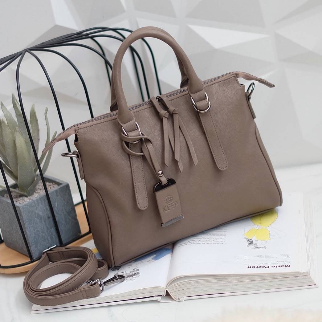 ทรงสวยขายดีมาก 👑จากแบรนด์ KEEP ทรง รุ่น Parish hand bag with cute taddy จุดเด่นที่ >หนังเนื้อดี นิ่มมาก >น้ำหนักเบา >ถือสะพายเข้าง่ายกับทุกชุด