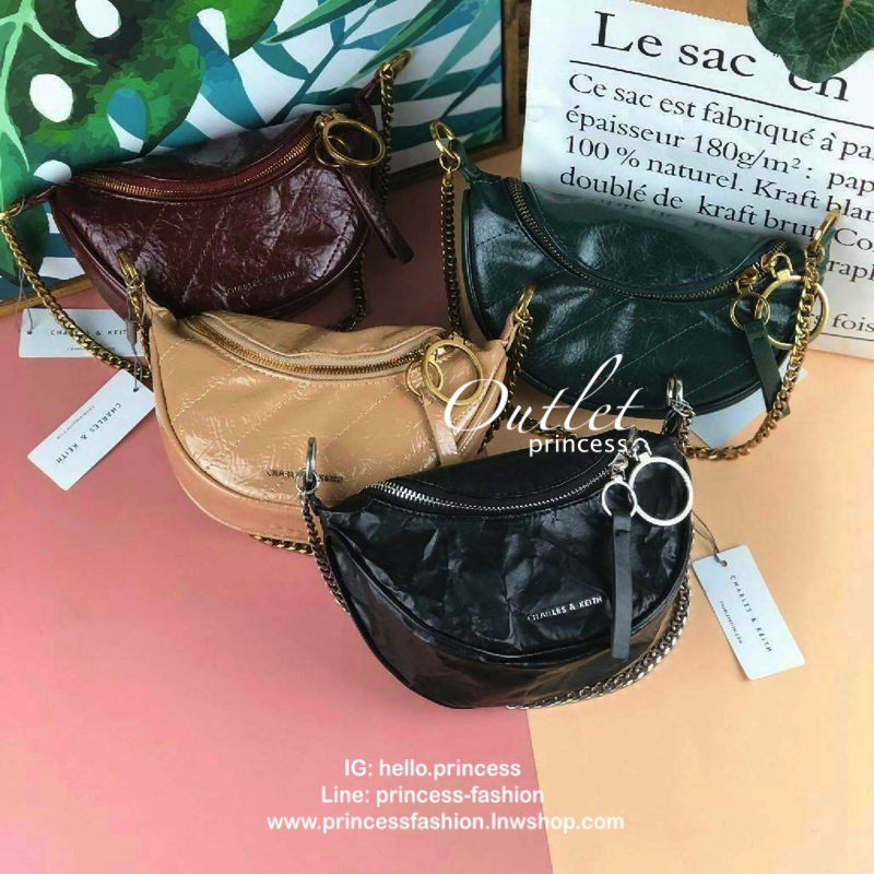 CHARLES & KEITH WRINKLED EFFECT RING ZIP TASSEL CROSSBODY BAG กระเป๋าสาระพัดประโยชน์ ใช้คาเอว คาดอก หรือจะสะพายแบบครอสบอดี้ได้ค่า 💥💥 มีโลโก้แบรนด์ที่ด้านหน้า เปิดปิดแบบซิปคู่เก๋ๆ ด้านในมีช่องใส่บัตรได้ 3 ช่อง รุ่นนี้ใส่ iPhone plus ได้พอดี