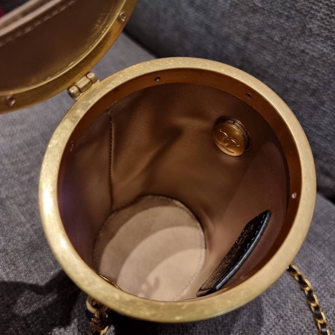 VIP 🥂 เซ็ทคือที่สุดของความคุ้ม CHANEL GIFT BOX SET สุดหรูชวนให้สะสม สุดยอดไอเท็มหายากพร้อมเสิร์ฟครบชุด สุดคุ้ม มาพร้อมกระเป๋าสะพายถึง 2 ใบ สุดหรูลิมิเต็ด หาไม่ได้ง่ายๆ ในคอลเลคชั่นภายในสีทอง และที่พิเศษยังมีน้ำหอมตัวท็อปมาให้อีก chanel no.5 ที่แสน