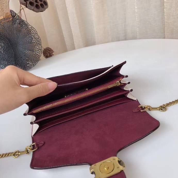 COACH Tabby Chain Clutch In Signature Canvas With Floral Embroidery C806 กระเป๋าสะพายข้าง หรือถือแบบคลัทเก๋ๆออกงานได้เลยค่ะ วัสดุหนังแท้ หนังนิ่มมือ บอกเลยต้องหลงรักแน่ๆค่ะ💕 คอลเลคชั่นปังๆ มาพร้อมเสิร์ฟจ้า ดีไซน์ปักลายดอกไม้ สีสันสดใส เปิดปิดกระเป