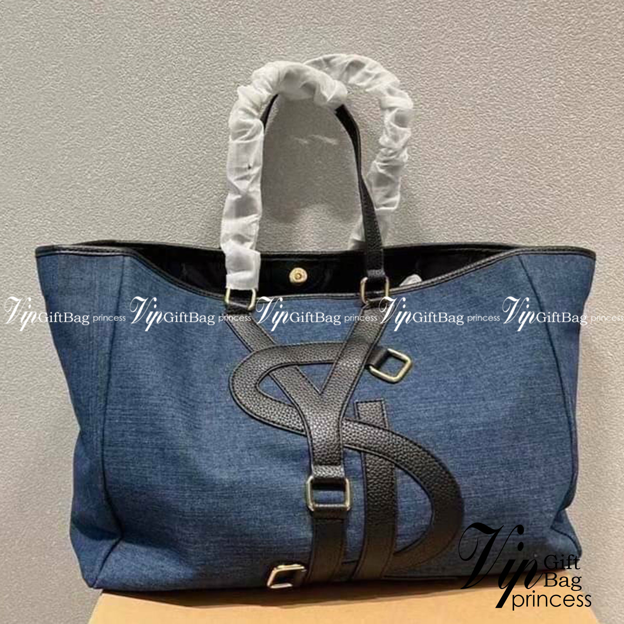 YSL Vavin Tote in Denim Classic 16" / YSL SHOPPING E/W IN SUPPLE LEATHER รุ่นเดนิม กระเป๋าทรงโท้ทใบใหญ่ หน้าโลโก้ใหญ่โดดเด่น ช่องกว้างใช้งานง่าย ภายในโล่งกว้างมาก ใส่ของได้สบาย หิ้วไปเที่ยวต่างจังหวัด สะพายไปต่างประเทศตามใจ!! เลิศตรงที่ดีไซน์ใบนี้เป็