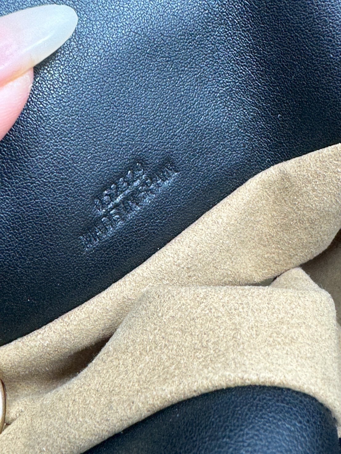 ORI หนังแท้ | Medium Loewe Flamenco clutch in nappa leather 30cm กระเป๋าสะพายทรงคลัชดีไซน์รูดเชือก เรียบหรูดูแพง เรียบง่ายใช้งานสะดวก หนังแนปป้าให้สัมผัสนุ่มสบายผิว มาพร้อมสายสะพายร้อยห่วงหรูหรา