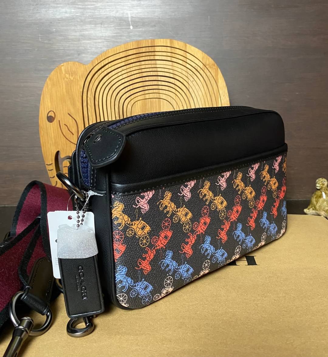 COACH ACADEMY CROSSBODY WITH HORSE AND CARRIAGE PRINT (COACH 89084) ผ้าใบเคลือบพิมพ์ลายและหนังกรวดขัดเงา ภายในกระเป๋ามัลติฟังก์ชั่น| ปิดด้วยซิป ซับในผ้า ด้านนอกมีซิปและกระเป๋าสลิป สายสะพายถอดได้
