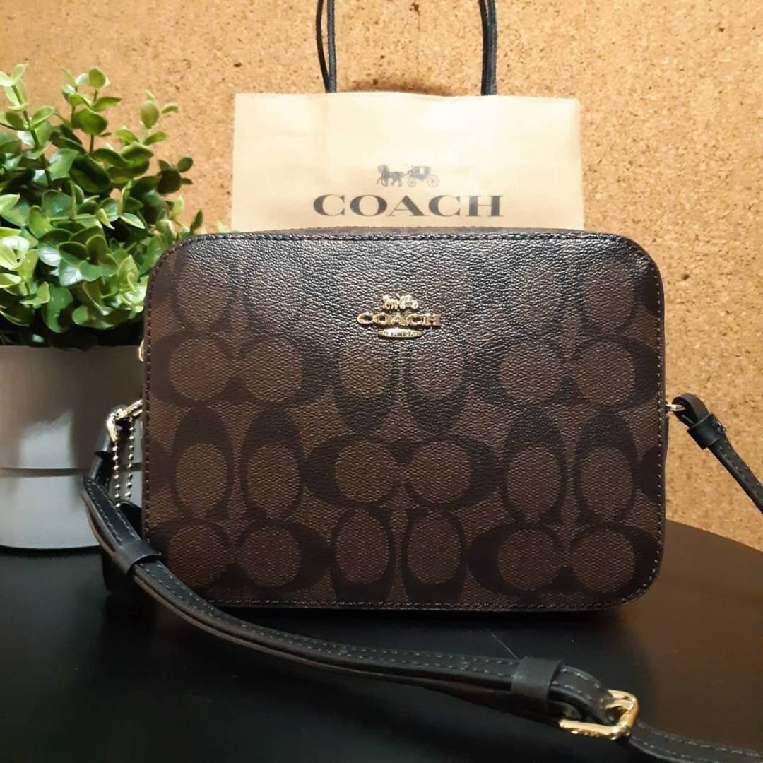 COACH 91677 MINI CAMERA BAG IN SIGNATURE CANVAS ขายดีที่สุด!! กระเป๋าสะพายข้างไซส์มินิ คลาสสิคอยู่ทรง อะไหล่ทองตัดดูหรู วัสดุหนังแคนวาสเคลือบลาย เปิด-ปิดด้วยซิป สายสะพายปรับได้ตามตัว ใบนี้แมทช์ได้ทุกลุค ใช้เป็น everyday bag ได้สบายๆเลยจ้า