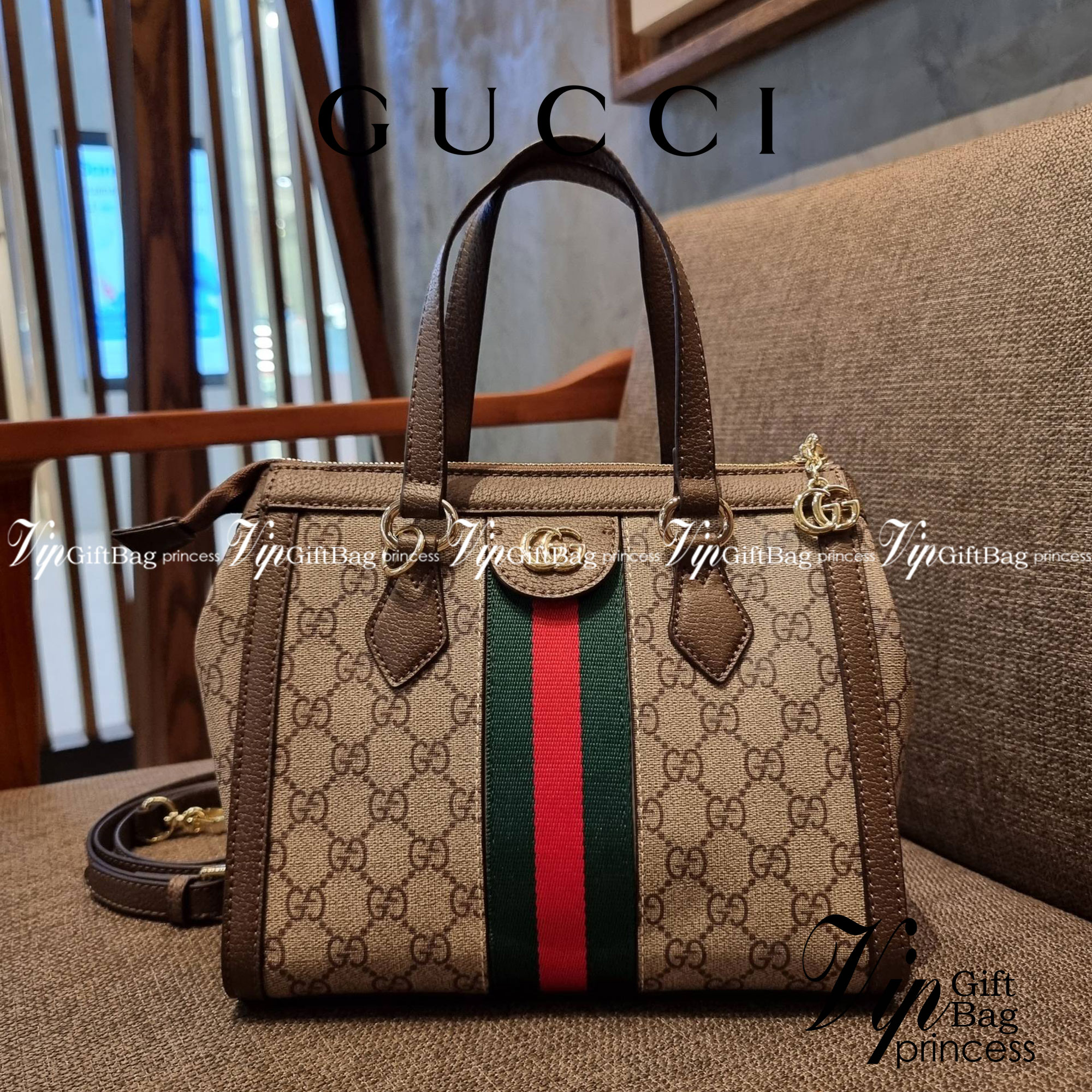 GUCCI Ophidia Small GG Tote Bag GC CLASSIC SMALL TOTE BAG WITH GWP กระเป๋าถือ/สะพาย อีกรุ่นหายาก ที่คงความสวยคลาสสิค และเรียบหรู วัสดุหนังแคนวาส ดีไซน์แถบคาดโดดเด่น รูปทรงสวยน่าใช้มากๆ สะพายขับผิว เปิด-ปิดกระเป๋าด้วยซิป หัวซิปตัว G อะไหล่สีทอง ภายในโล่งกว