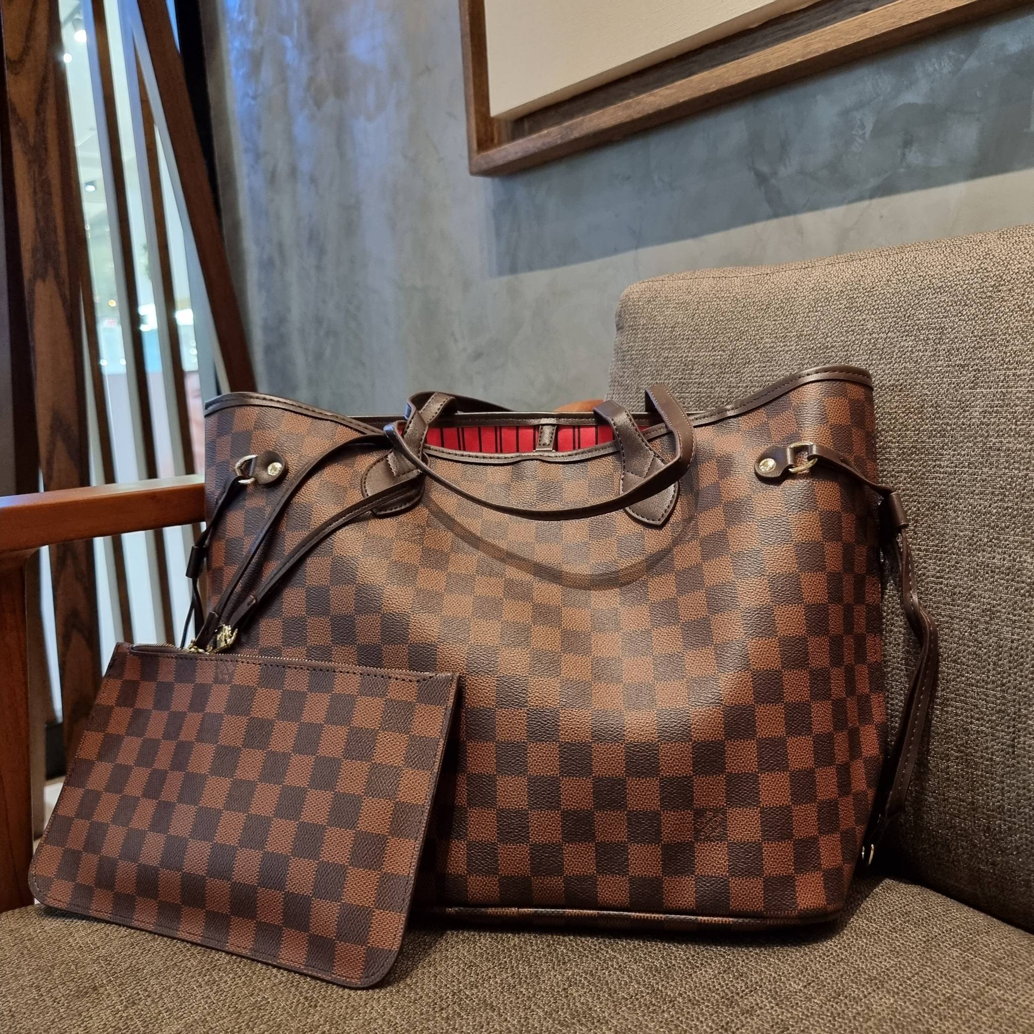 LV 2IN1 TOTE SET กระเป๋าสะพายไหล่ใบใหญ่ทรง tote มาพร้อมใบลูก คลาสสิคที่สุด เป็รอีกรุ่นที่มีคนใช้กันทั่วบ้านทั่วเมือง ฮิตแบบไม่ต้องพูดเยอะ วัสดุหนังแคนวาสปั๊มลายเต็มใบ ปากกระเป๋ามีหูเกี่ยว ด้านข้างมีหนังรูดเก็บทรงได้ ภายในโล่งกว้างมากๆ มีช่องซิปแยกให้ ใบเล