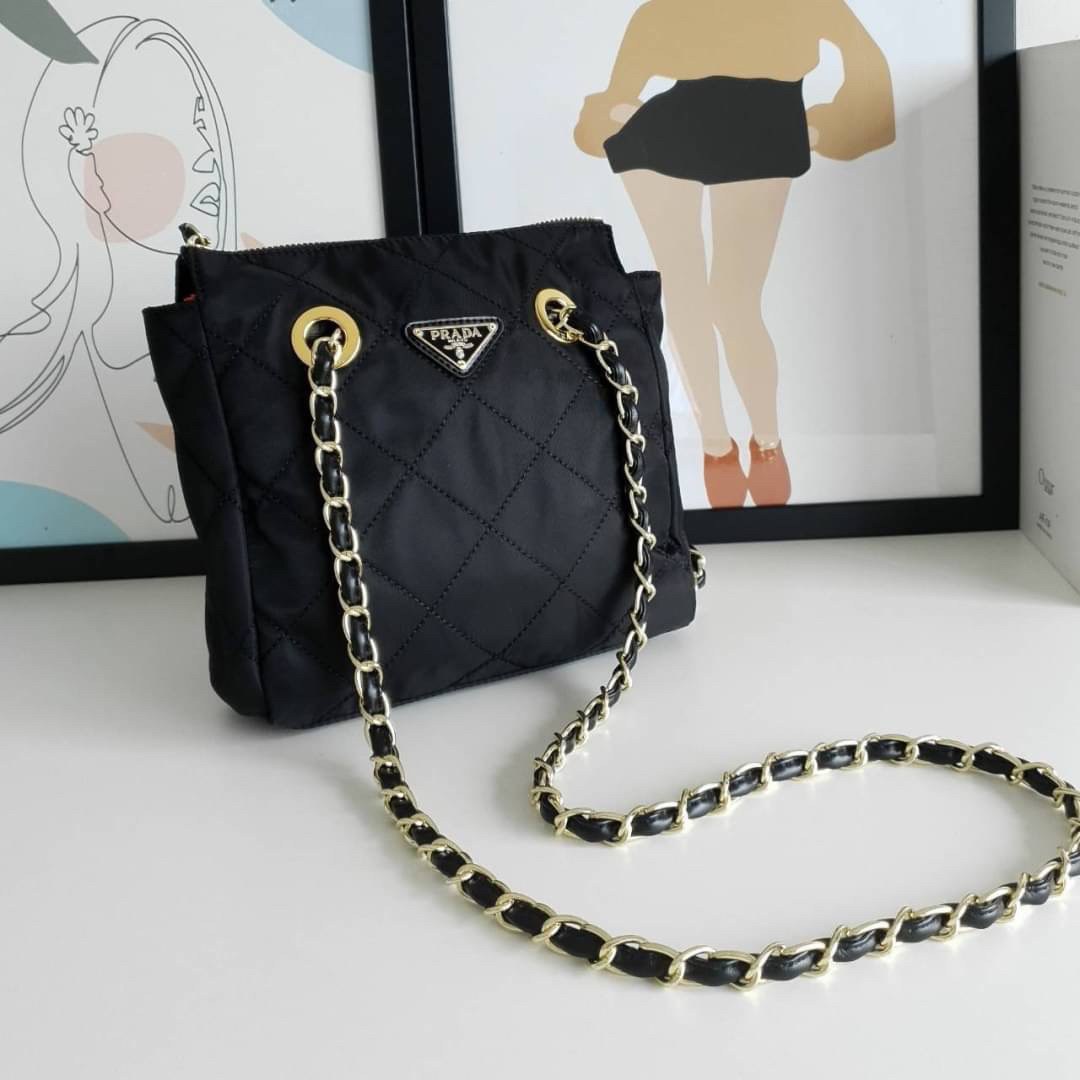 รุ่นใหม่มาแรง จากแบรนด์ Prada วัสดุทำจากผ้าNylon อย่างหนา กันน้ำได้ อะไหล่ทองทั้งใบ