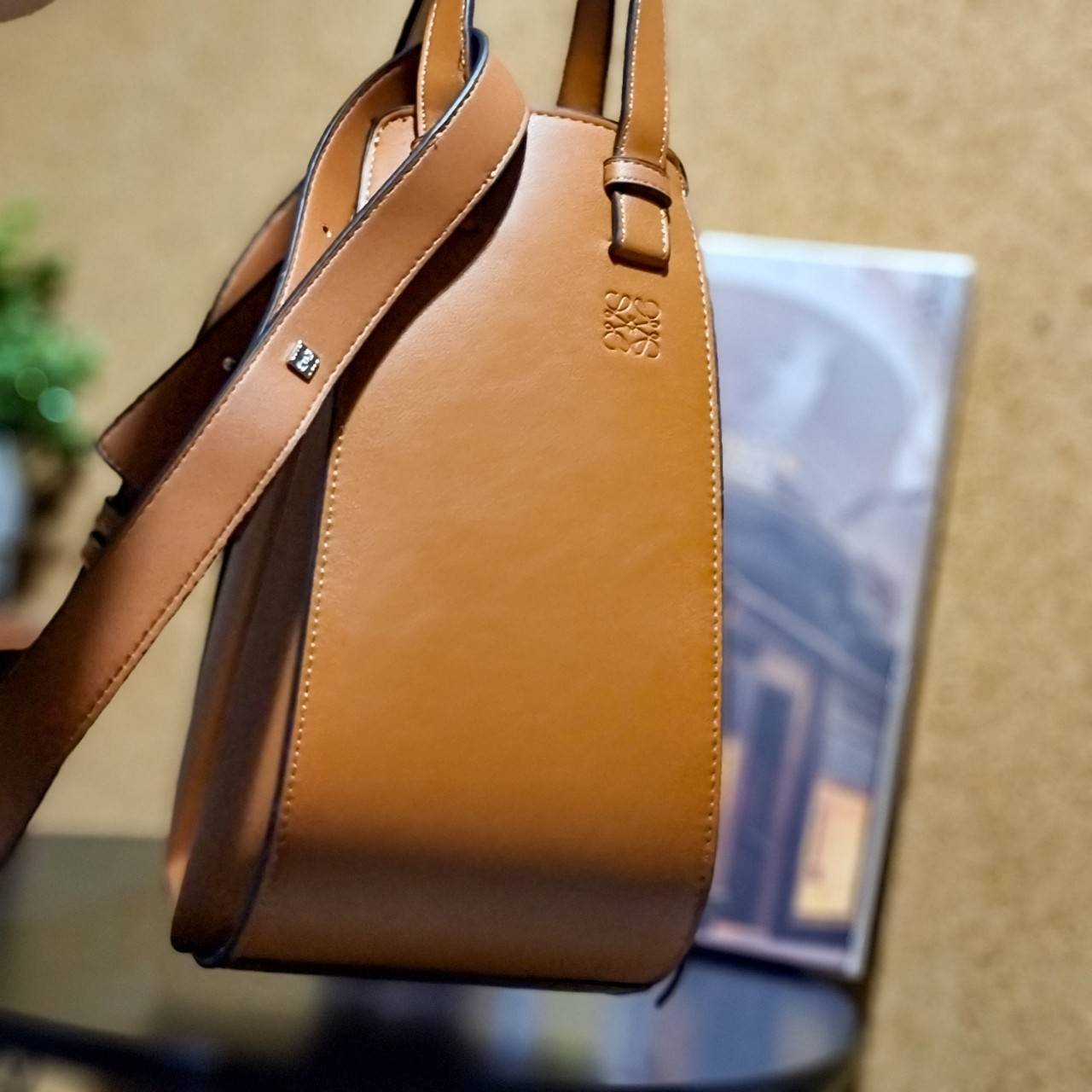 พรีเมี่ยมกิ๊ฟแท้ 100% 】LOEWE SMALL HAMMOCK BAG IN CLASSIC ไอเท็มยอดนิยม ที่ใครๆก็ใช้กัน!! กระเป๋าสะพายดีไซน์สุดแซ่บ ที่สามารถปรับเปลี่ยนรูปทรงได้หลากหลาย มีลูกเล่นทำให้ใช้ได้ไม่มีเบื่อ