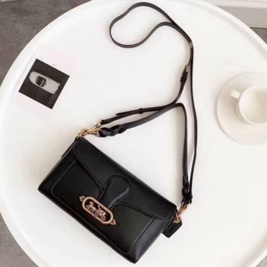 COACH SMALL JADE SHOULDER BAG [F91105,90782] กระเป๋าสะพายไหล่ ดีไซน์วินเทจย้อนยุค สวยคมชัด คลาสสิคใช้ได้ทุกลุค วัสดุหนัง pepble ทนทาน เปิด-ปิดด้วยฝาคาดโลโก้ พร้อมแถบแม่เหล็กในตัว รับรองแน่นหนา ด้านหลังมีช่องซิปให้ ภายในเป็นช่องโล่ง ขนาดกำลังดี ใช้งานง่าย 